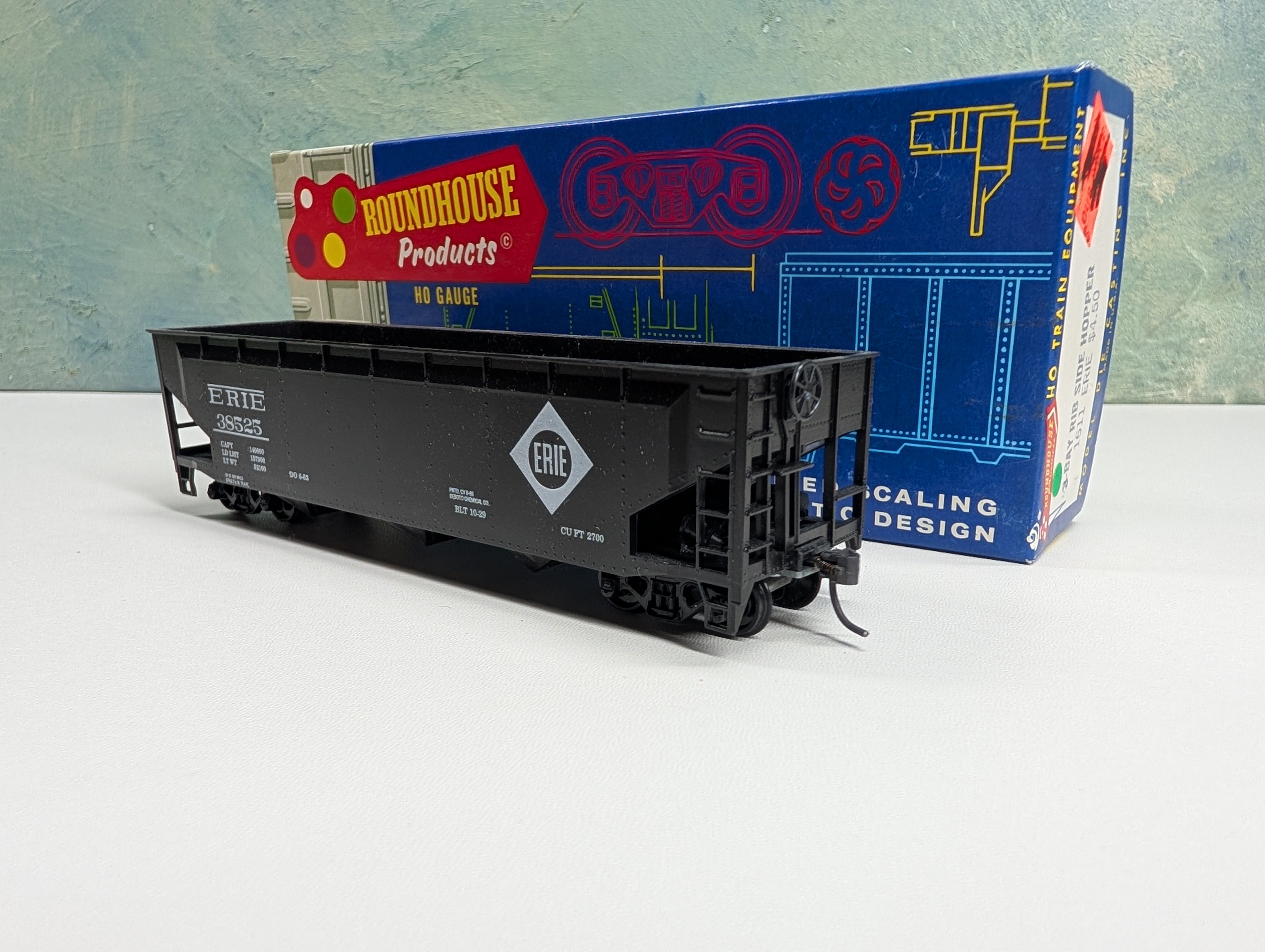 USED Roundhouse HO Scale 3 Bay Rib Side Hopper Erie #38525