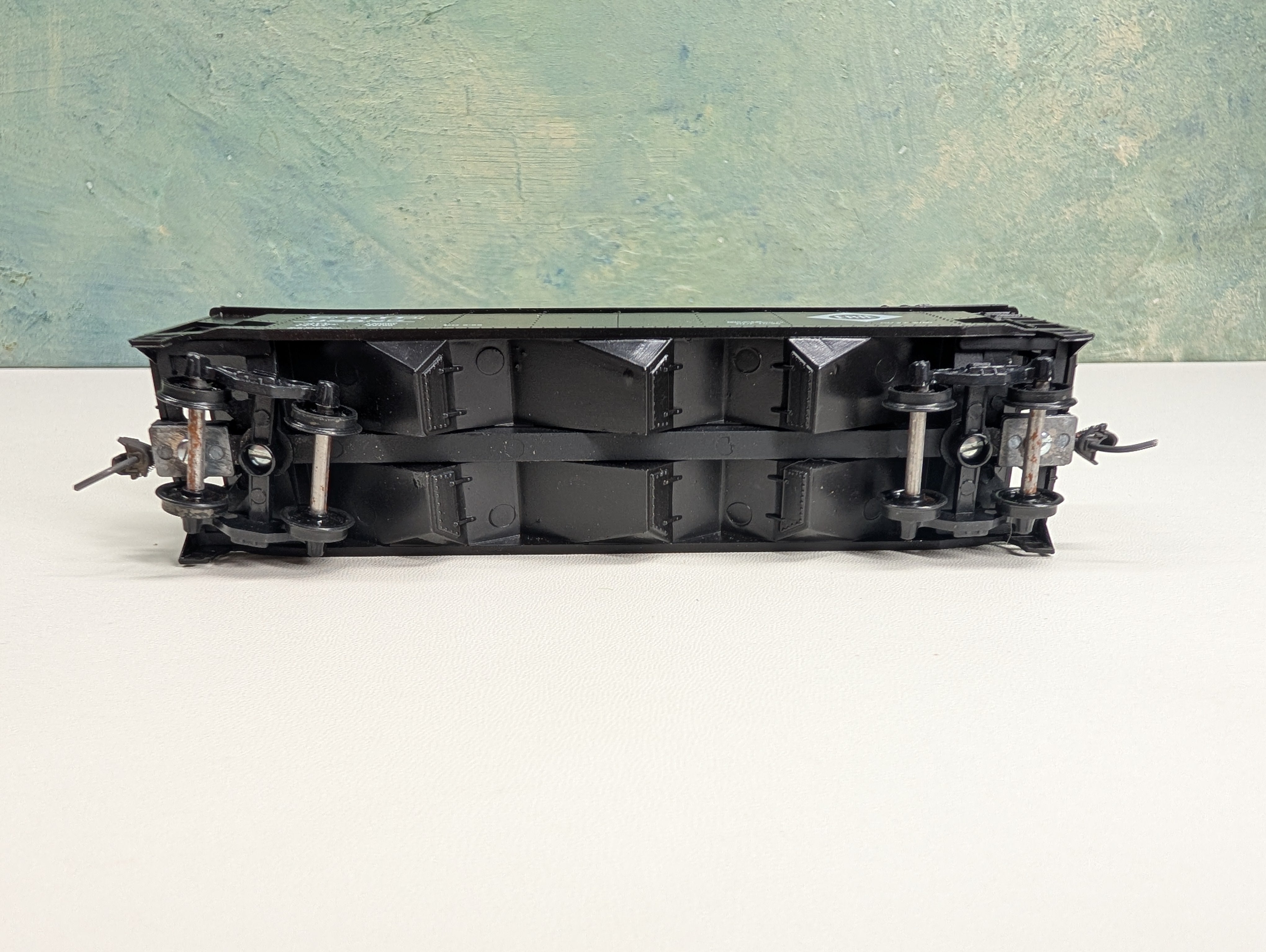 USED Roundhouse HO Scale 3 Bay Rib Side Hopper Erie #38525