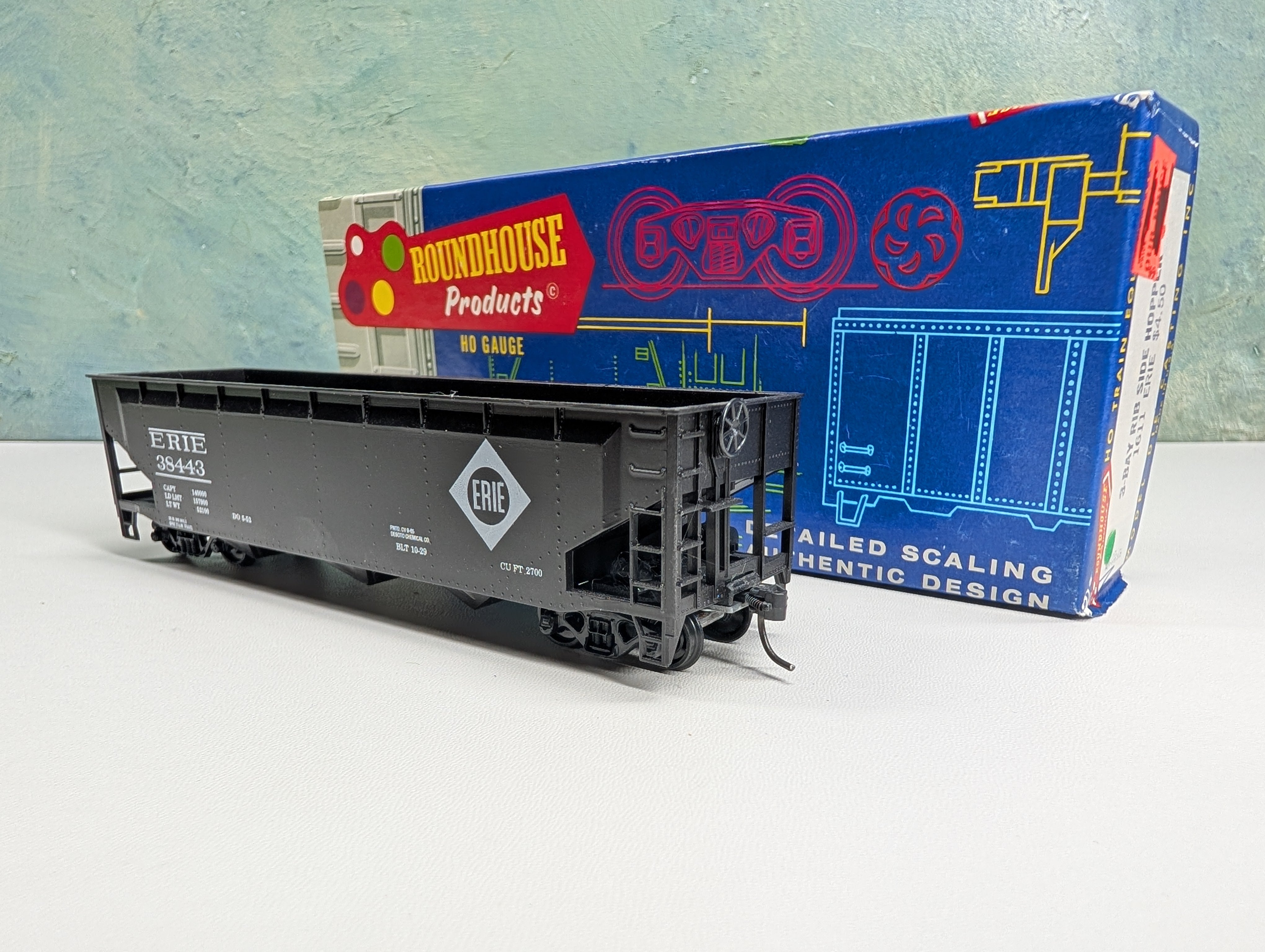 USED Roundhouse HO Scale 3 Bay Rib Side Hopper Erie #38443