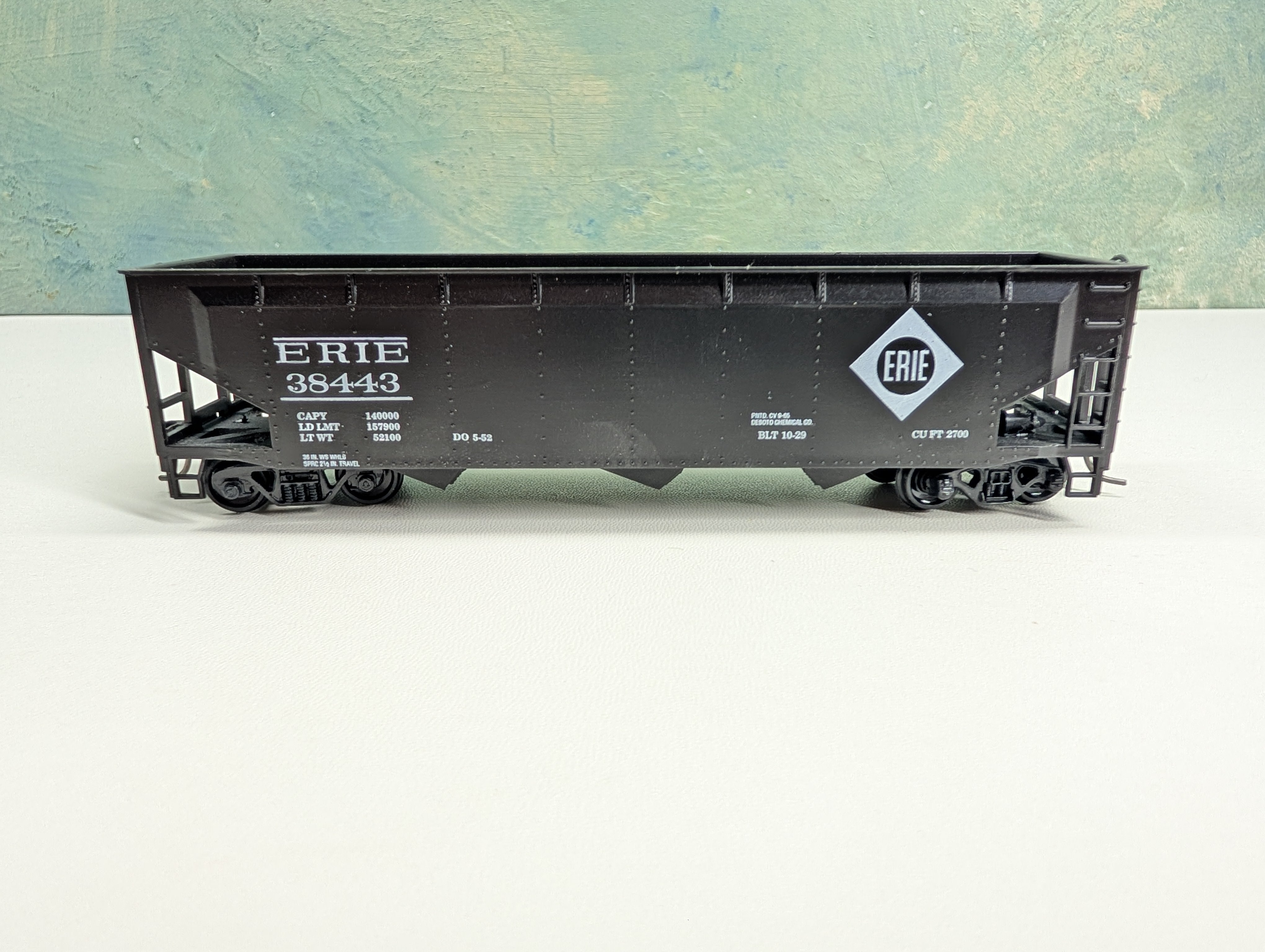 USED Roundhouse HO Scale 3 Bay Rib Side Hopper Erie #38443