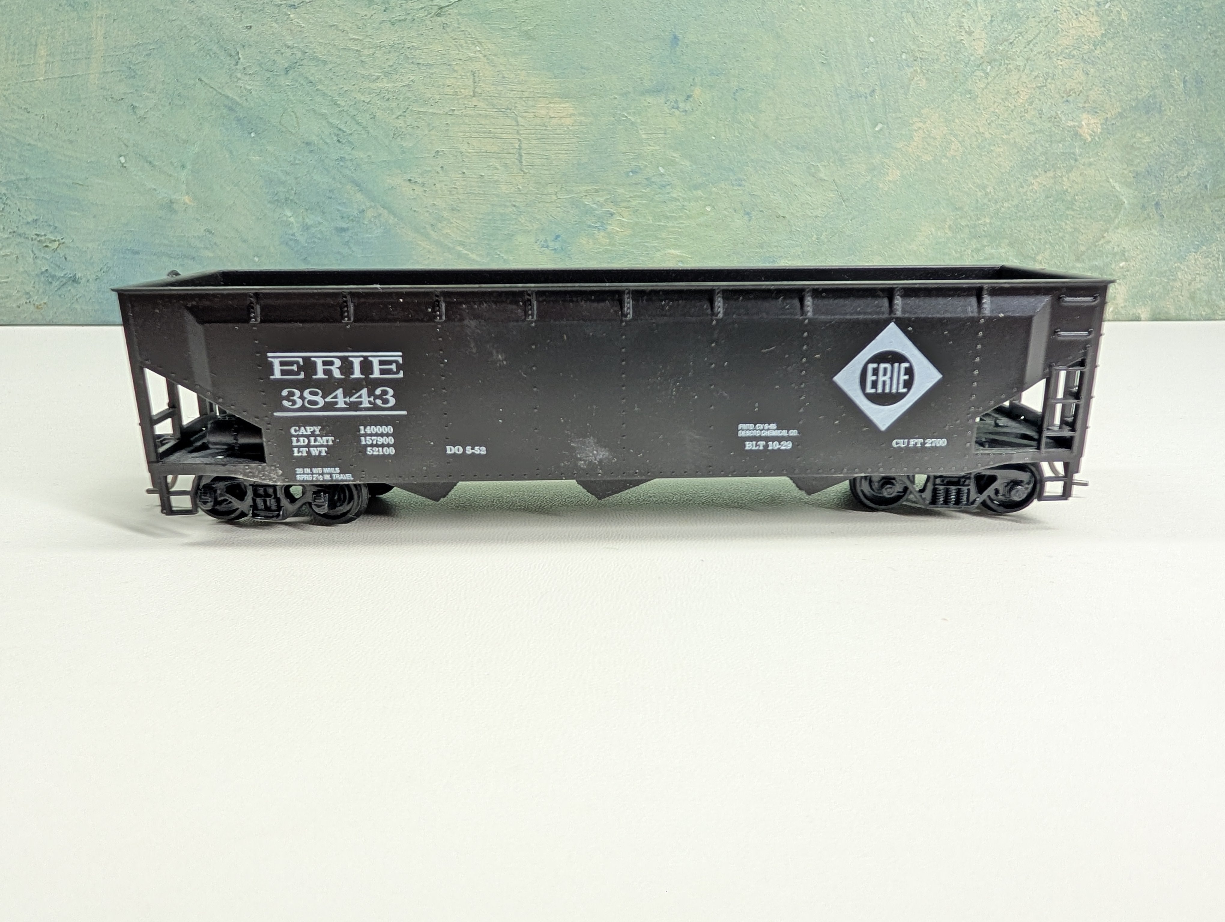 USED Roundhouse HO Scale 3 Bay Rib Side Hopper Erie #38443
