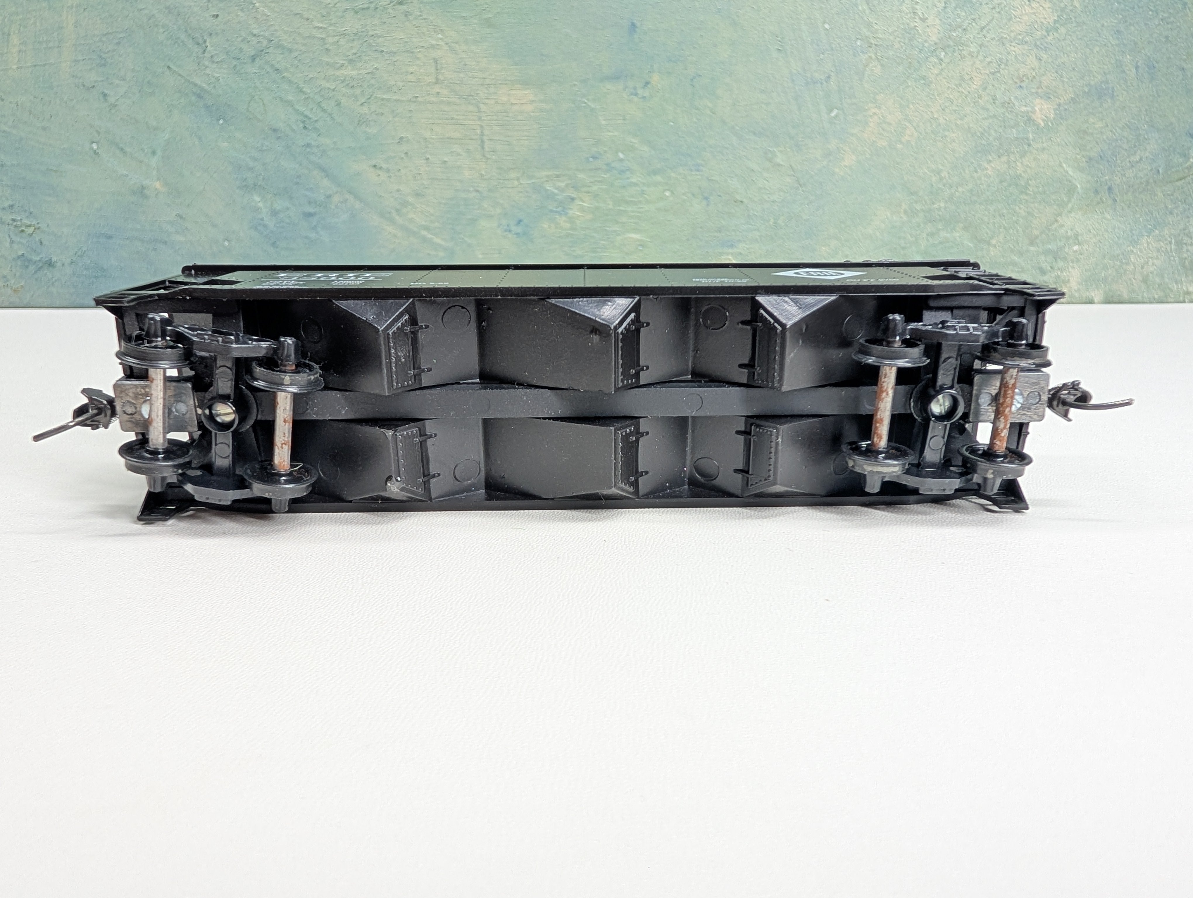 USED Roundhouse HO Scale 3 Bay Rib Side Hopper Erie #38900