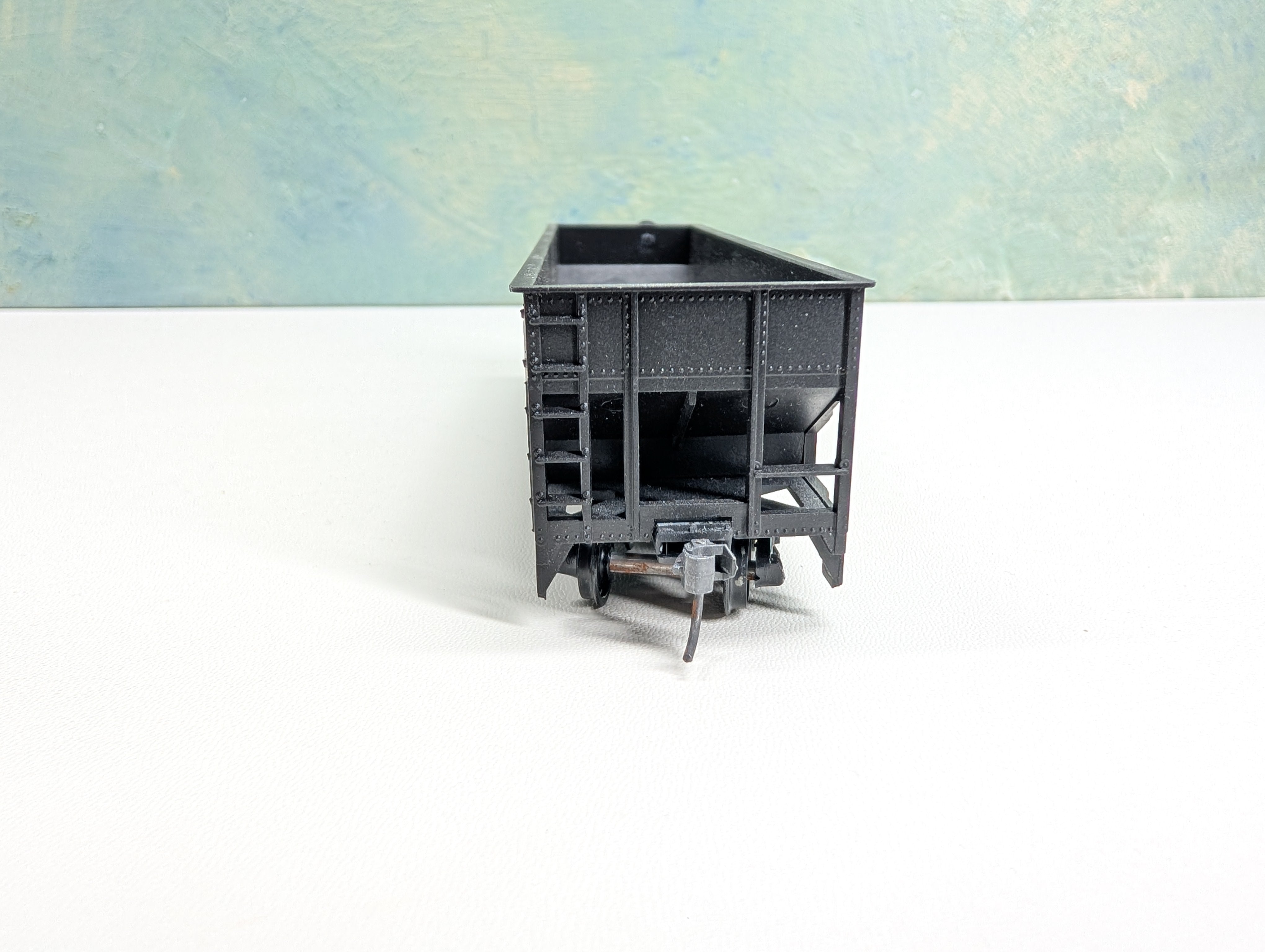 USED Roundhouse HO Scale 3 Bay Rib Side Hopper Erie #38494