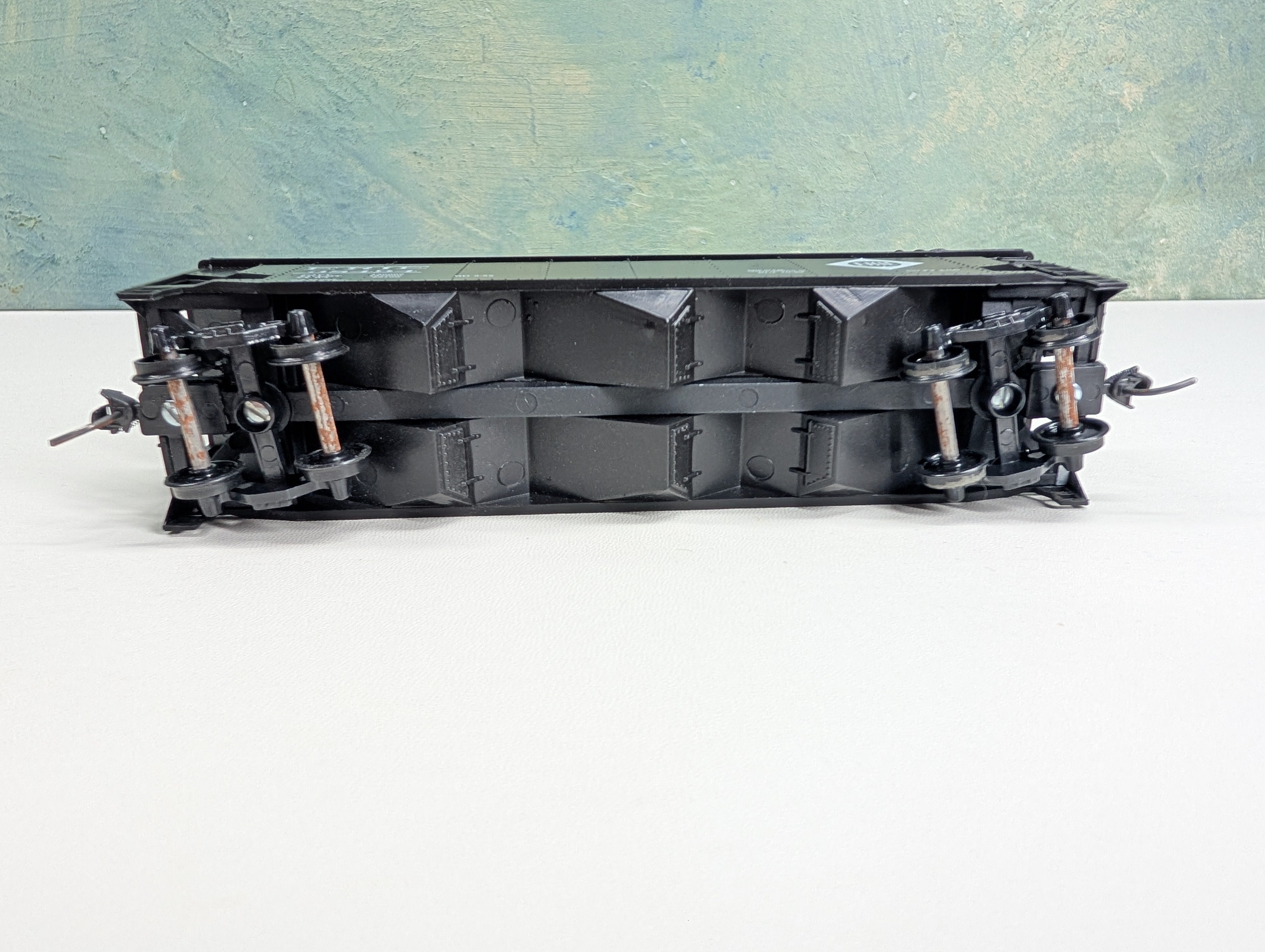 USED Roundhouse HO Scale 3 Bay Rib Side Hopper Erie #38494