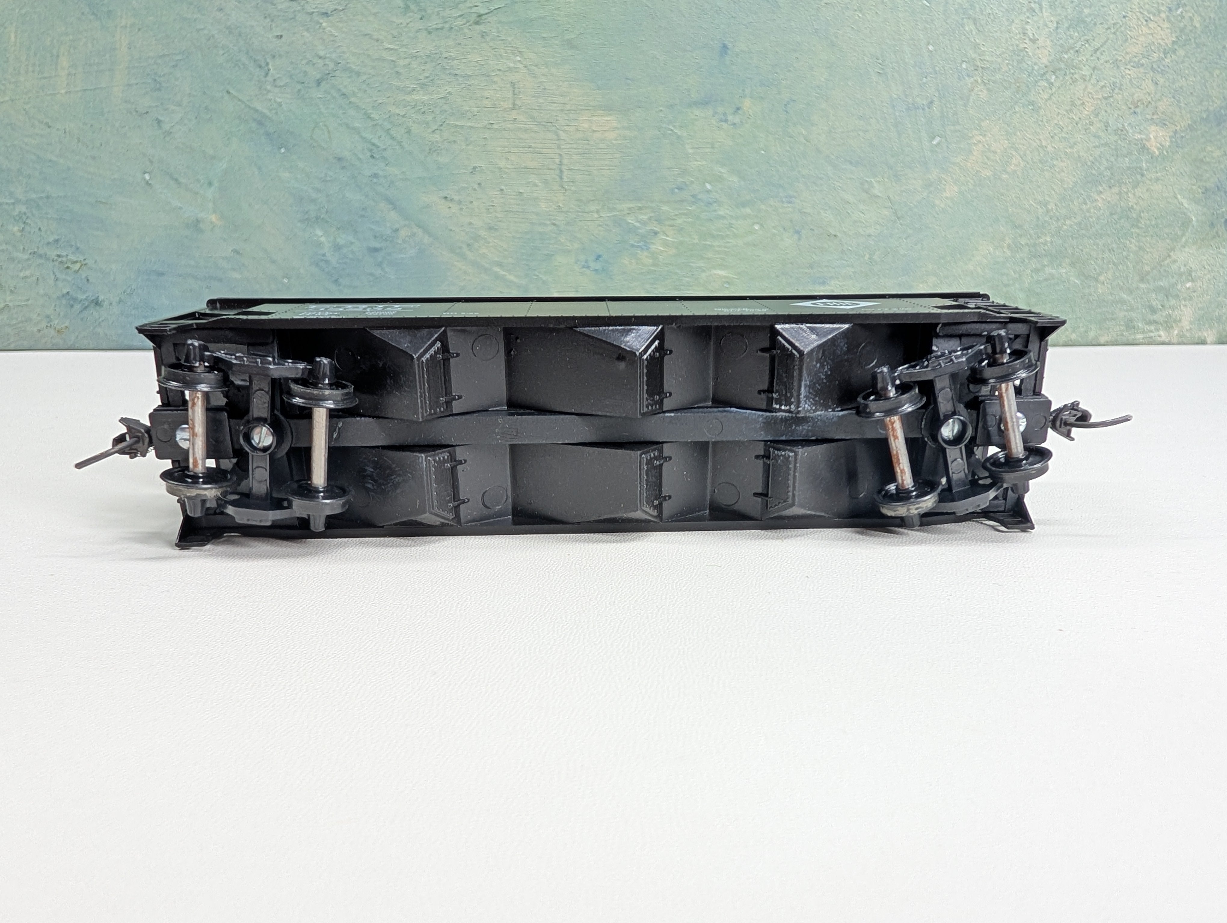 USED Roundhouse HO Scale 3 Bay Rib Side Hopper Erie #38252