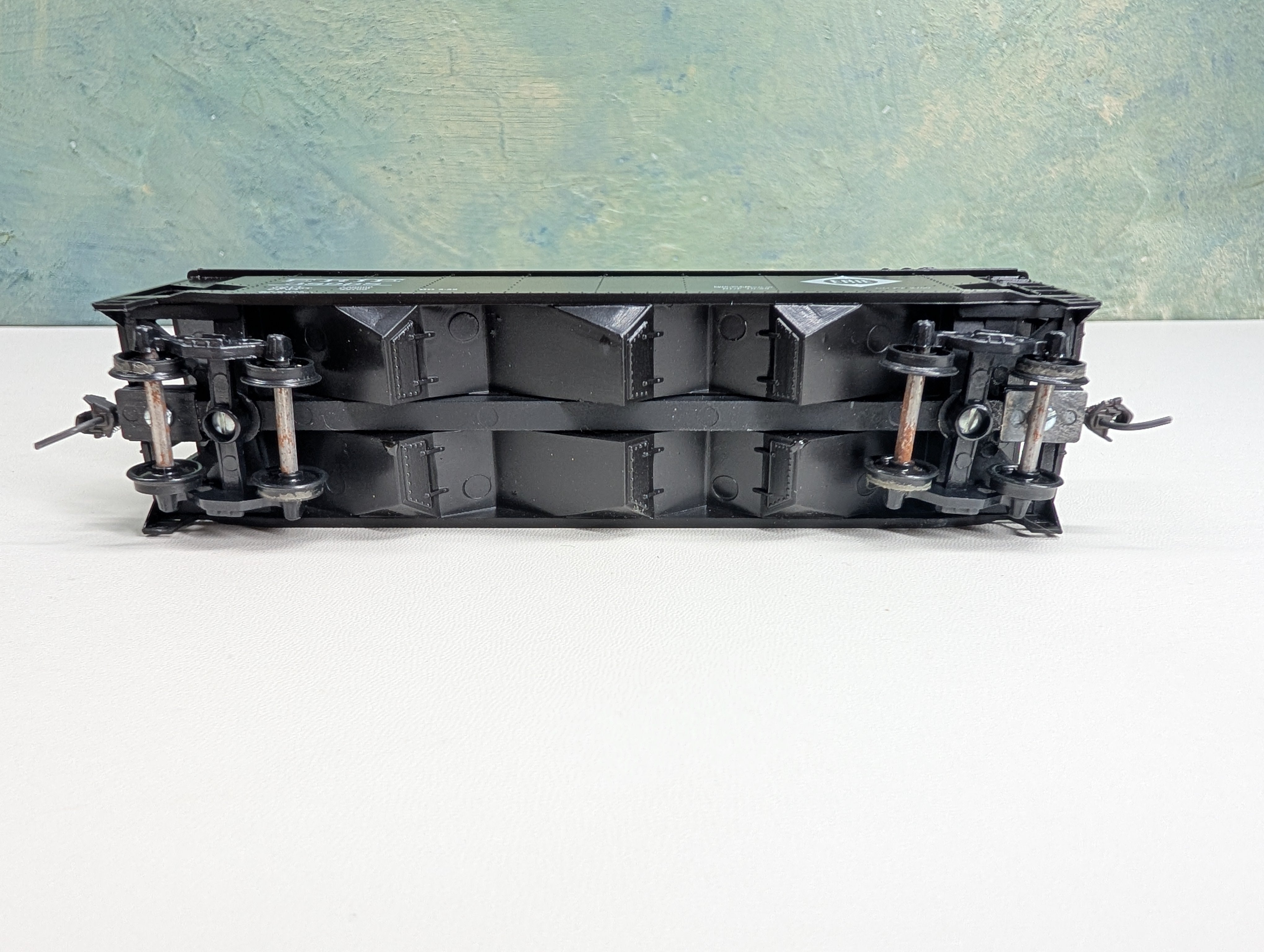 USED Roundhouse HO Scale 3 Bay Rib Side Hopper Erie #38968