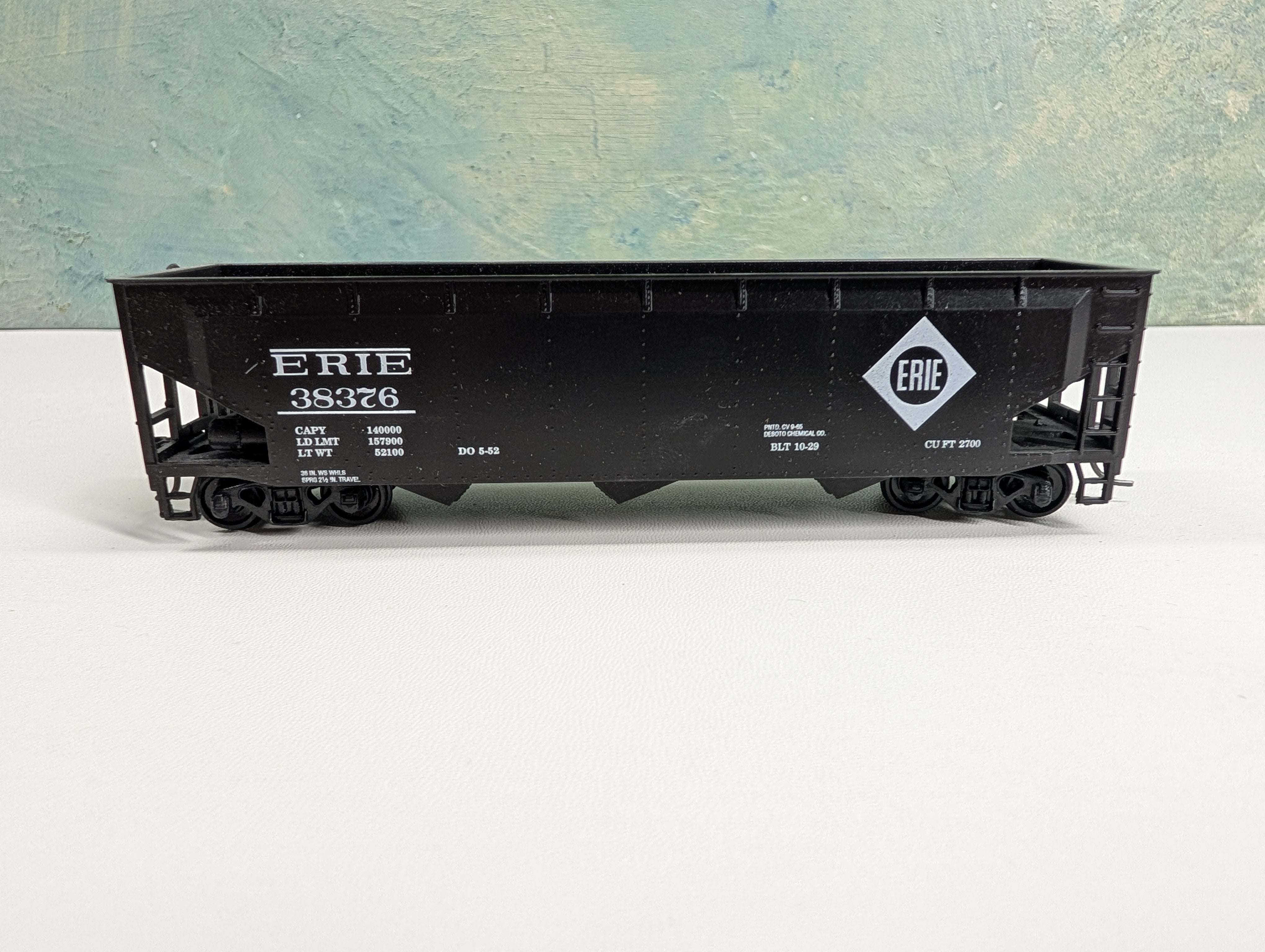 USED Roundhouse HO Scale 3 Bay Rib Side Hopper Erie #38376