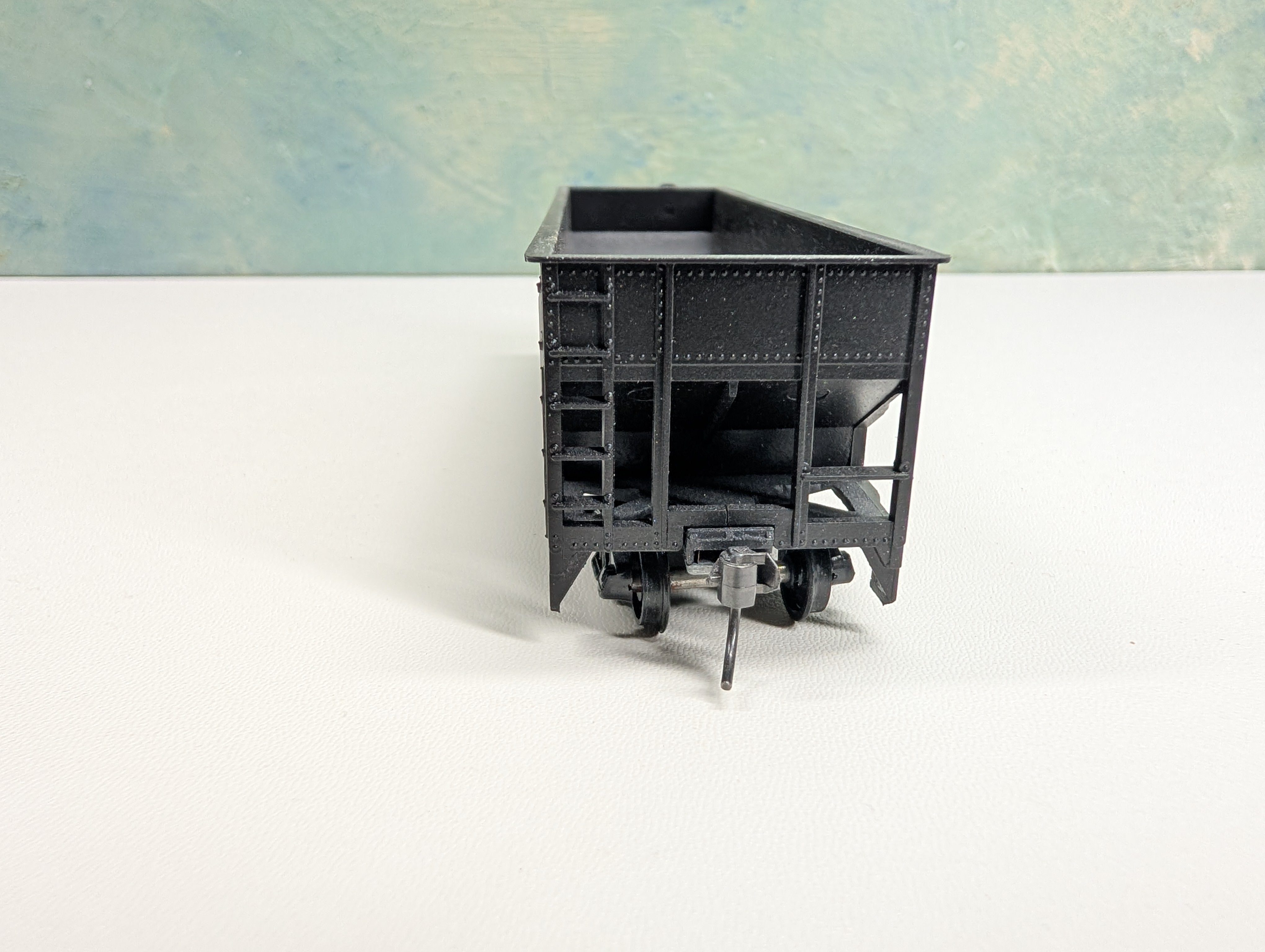 USED Roundhouse HO Scale 3 Bay Rib Side Hopper Erie #38376