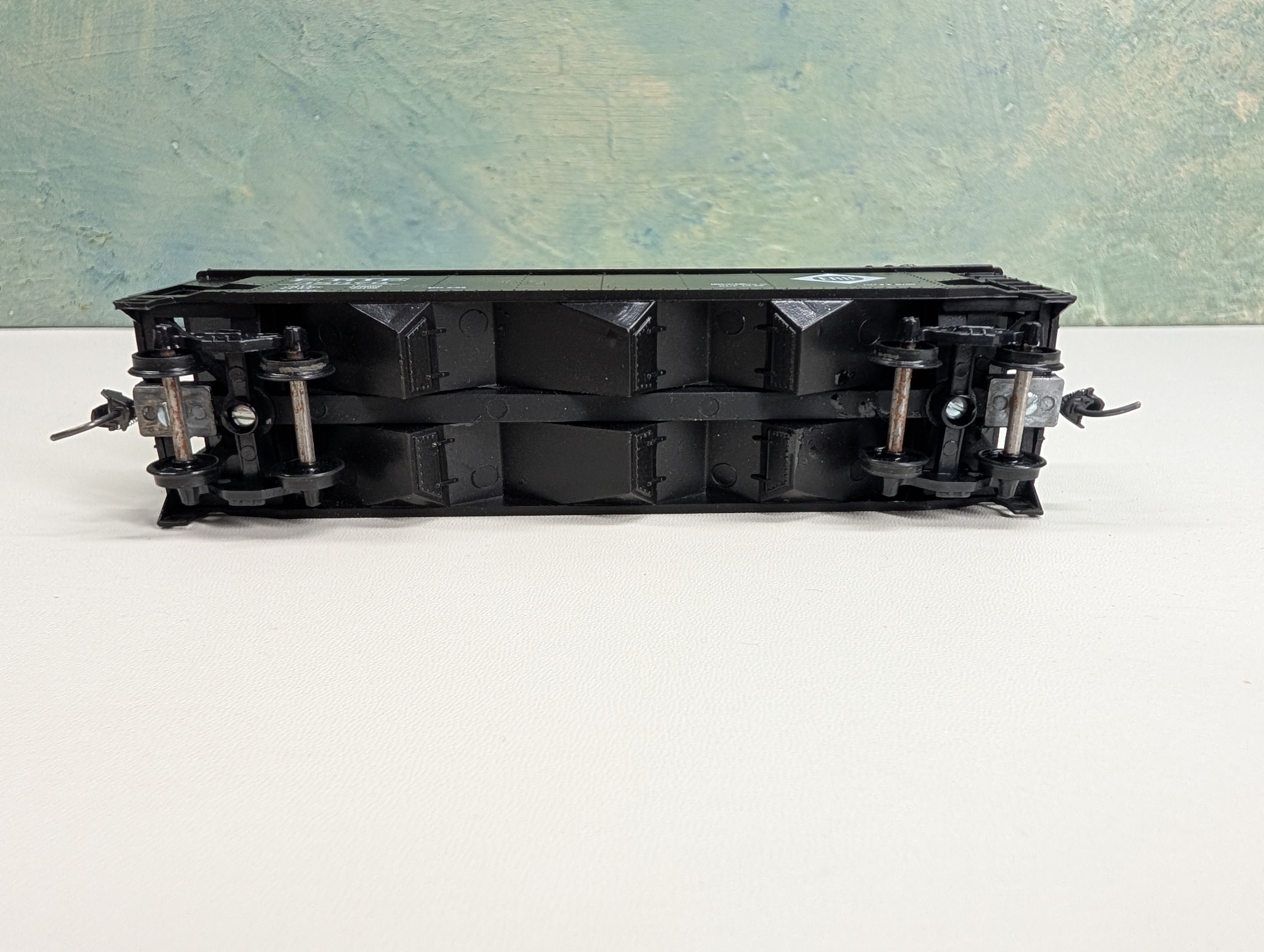 USED Roundhouse HO Scale 3 Bay Rib Side Hopper Erie #38376