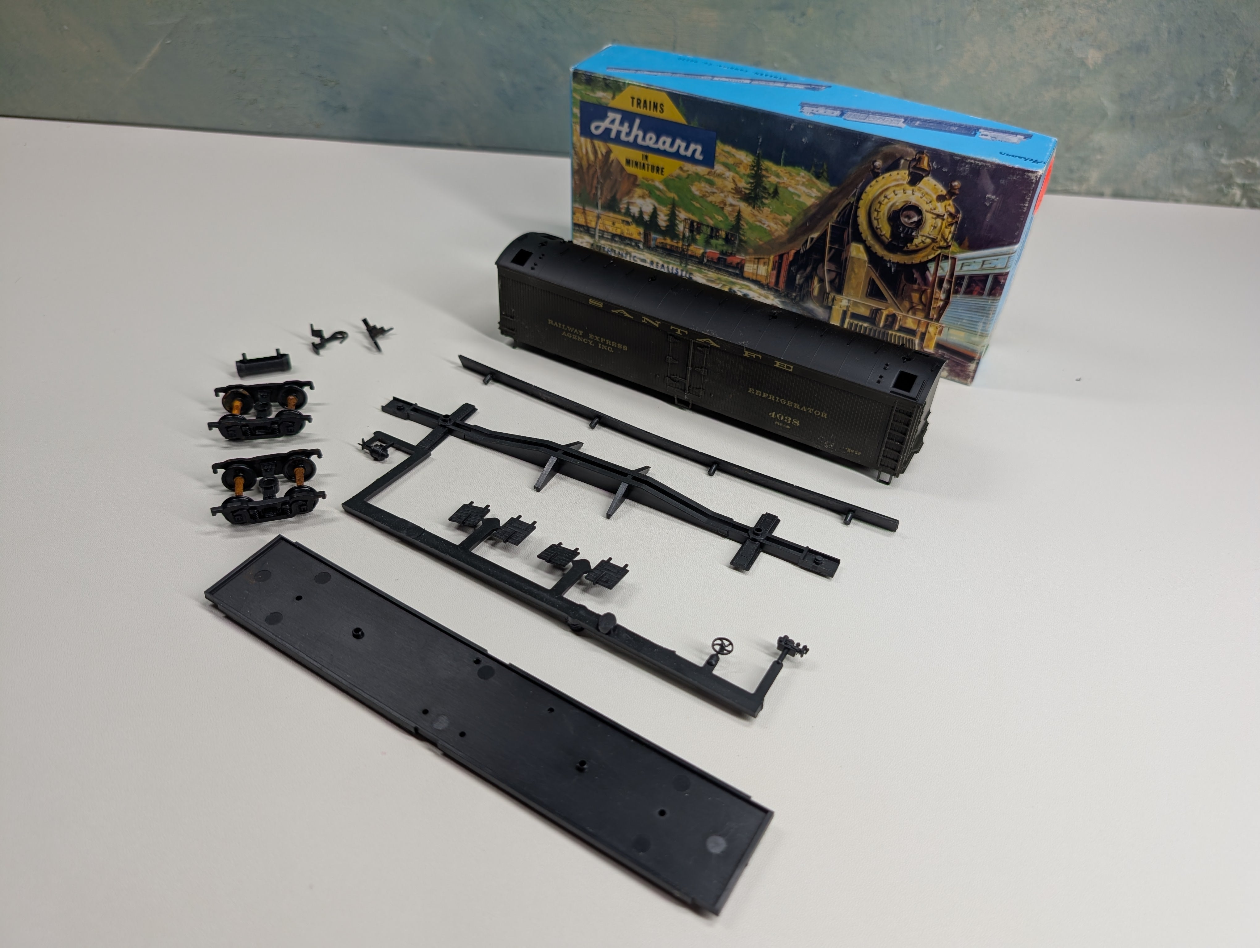 USED Athearn 5331 HO Scale 50' Express Reefer Box Car Santa Fe REA #4038