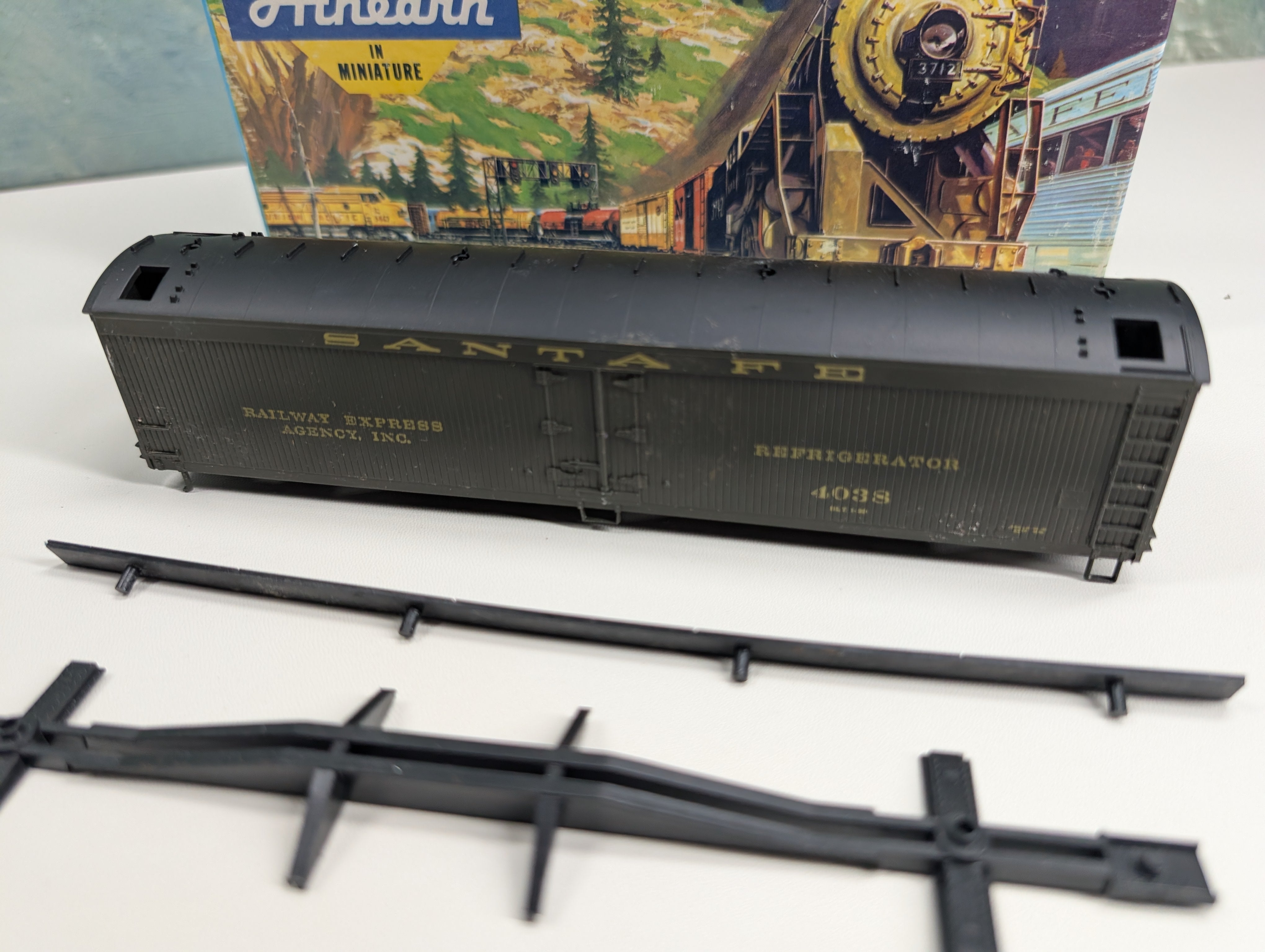 USED Athearn 5331 HO Scale 50' Express Reefer Box Car Santa Fe REA #4038