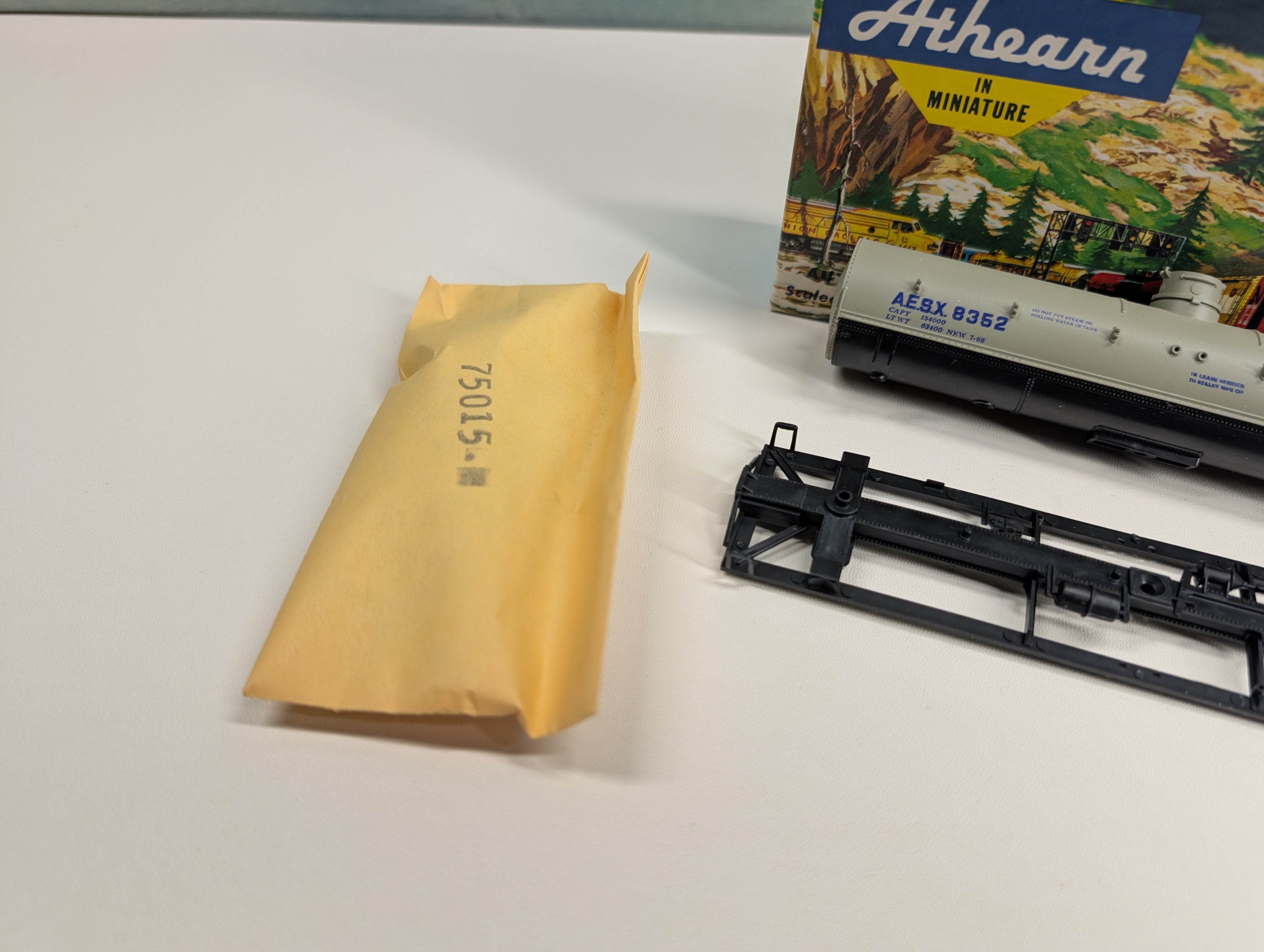 USED Athearn HO Scale 40' Chemical Tank Car Staley AESX #8352 KIT