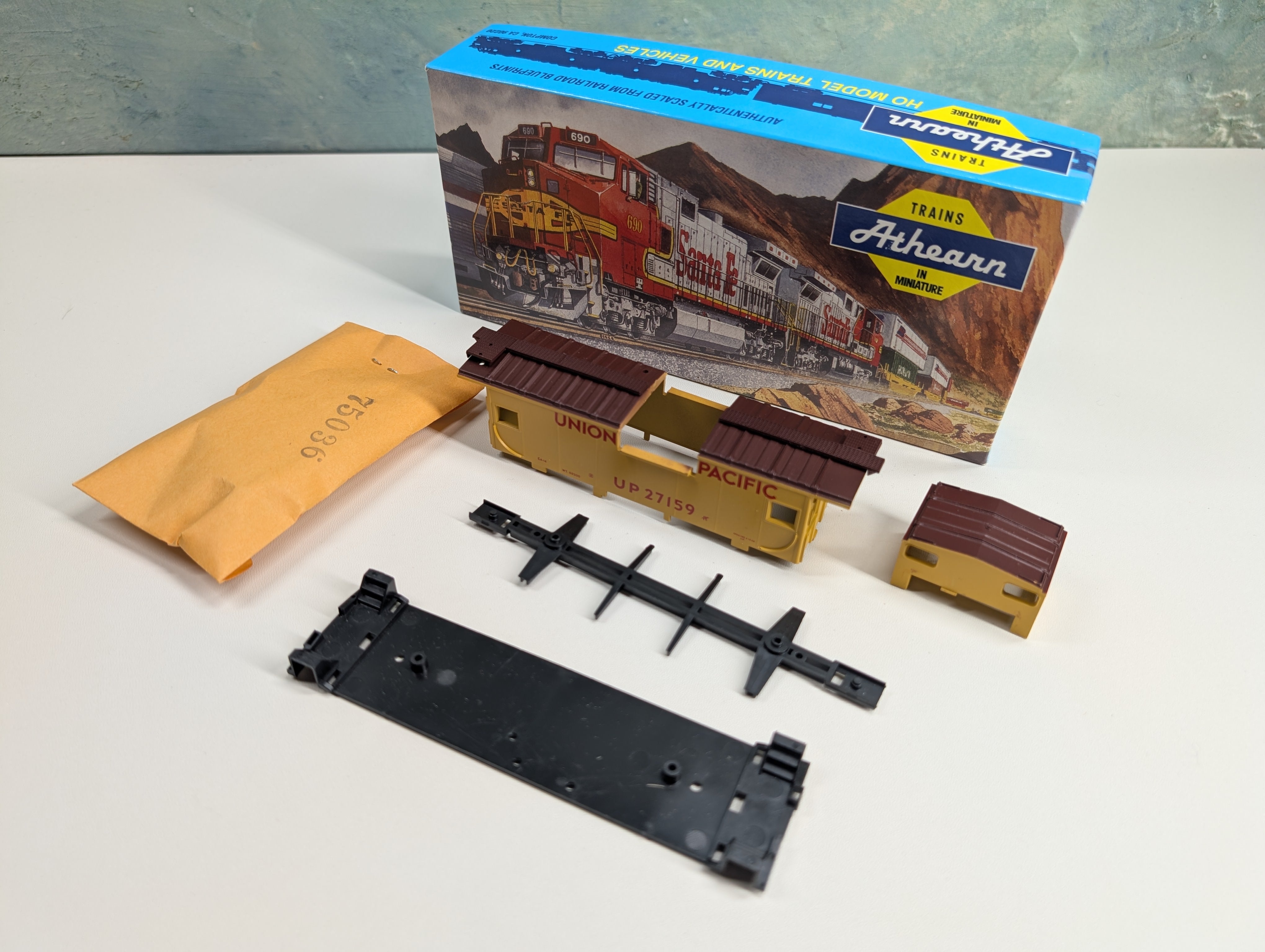 USED Athearn 5368 HO Scale Wide Vision Caboose Union Pacific UP #27159 KIT