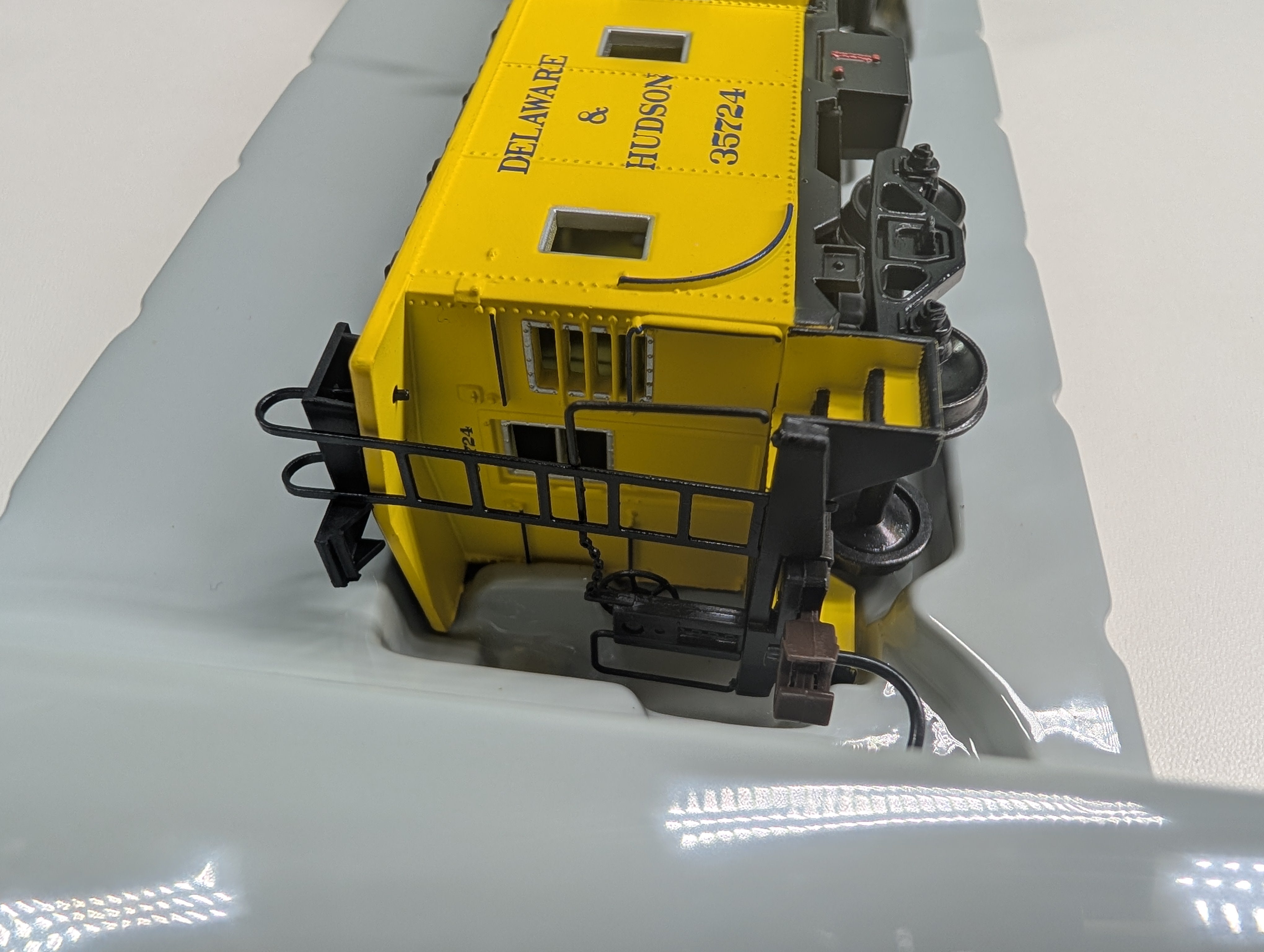 USED Athearn 7452 HO Scale Bay Window Caboose Delaware and Hudson D&H #35724