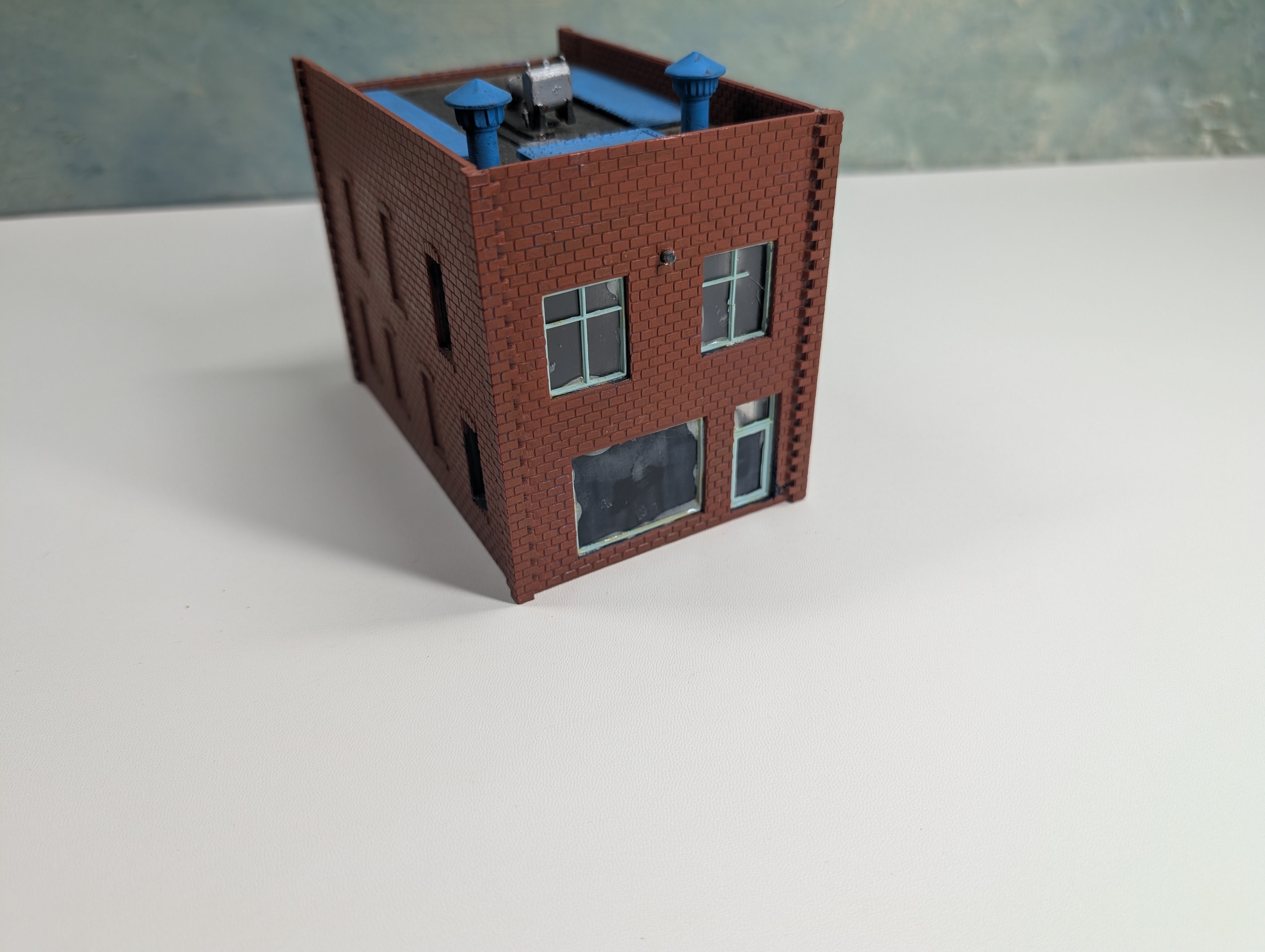 USED HO Scale Brick Building w/ Roof Details