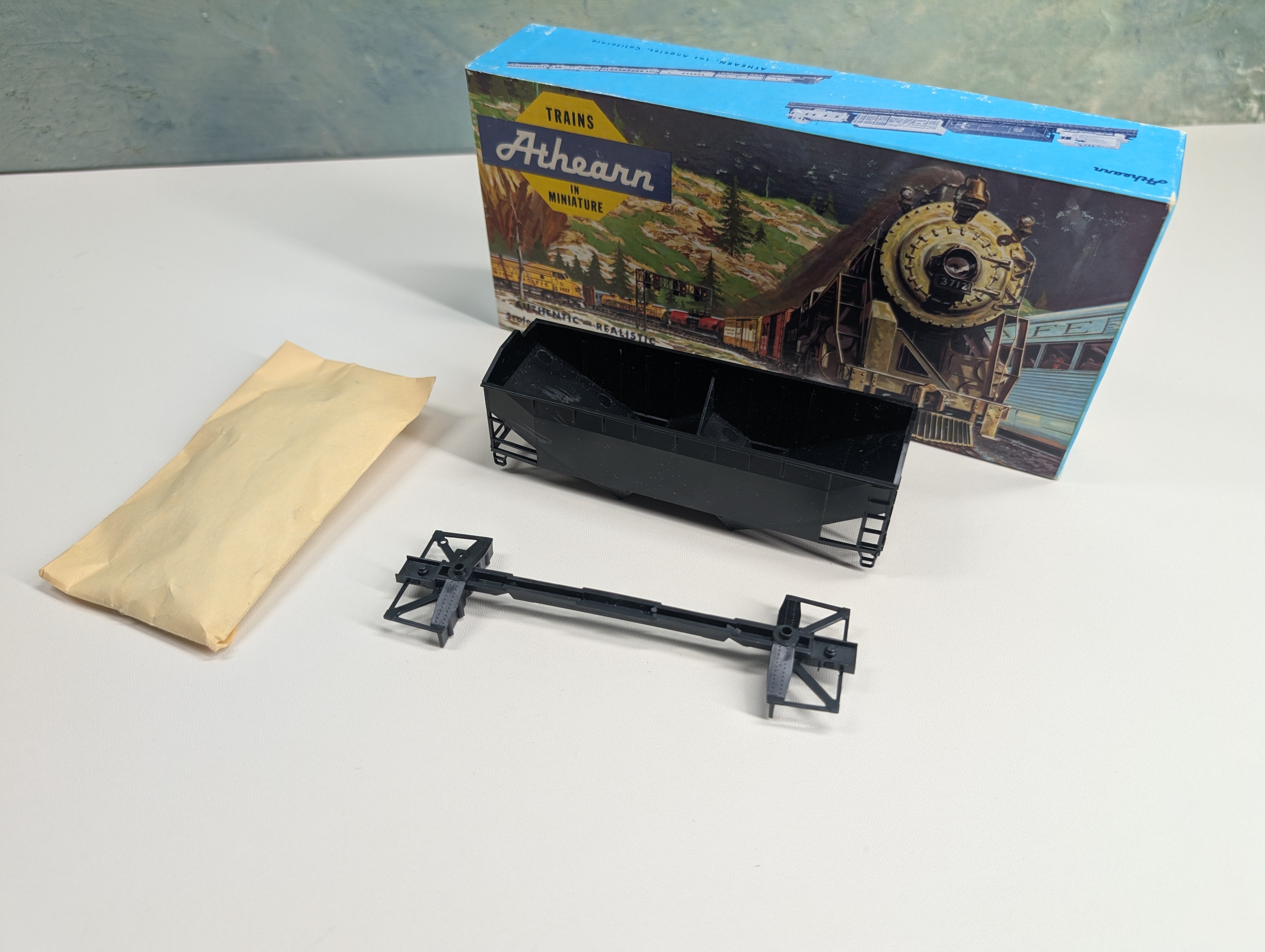USED Athearn 5400 HO Scale Undecorated 34' Offset Side Hopper, Black KIT