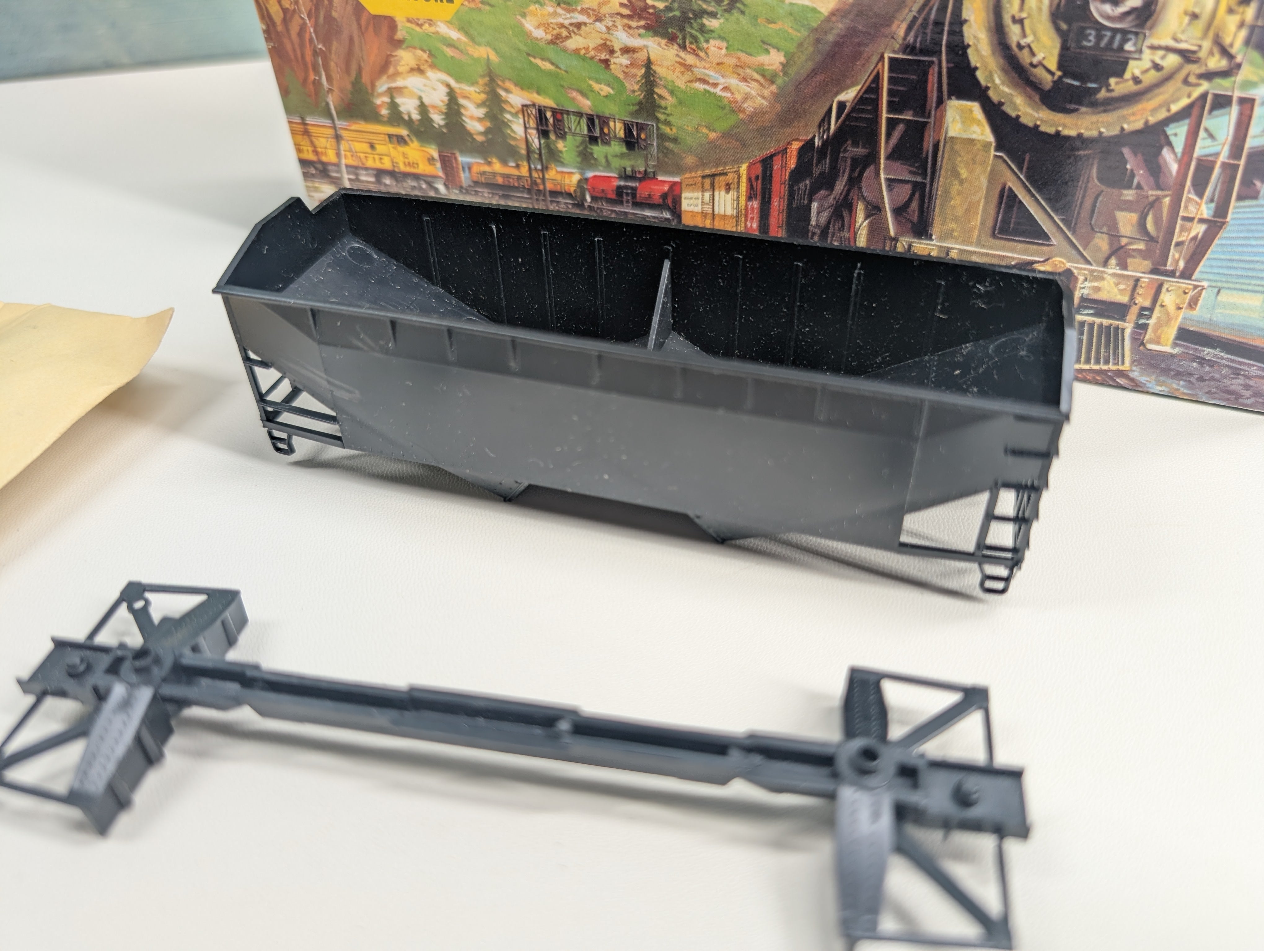 USED Athearn 5400 HO Scale Undecorated 34' Offset Side Hopper, Black KIT