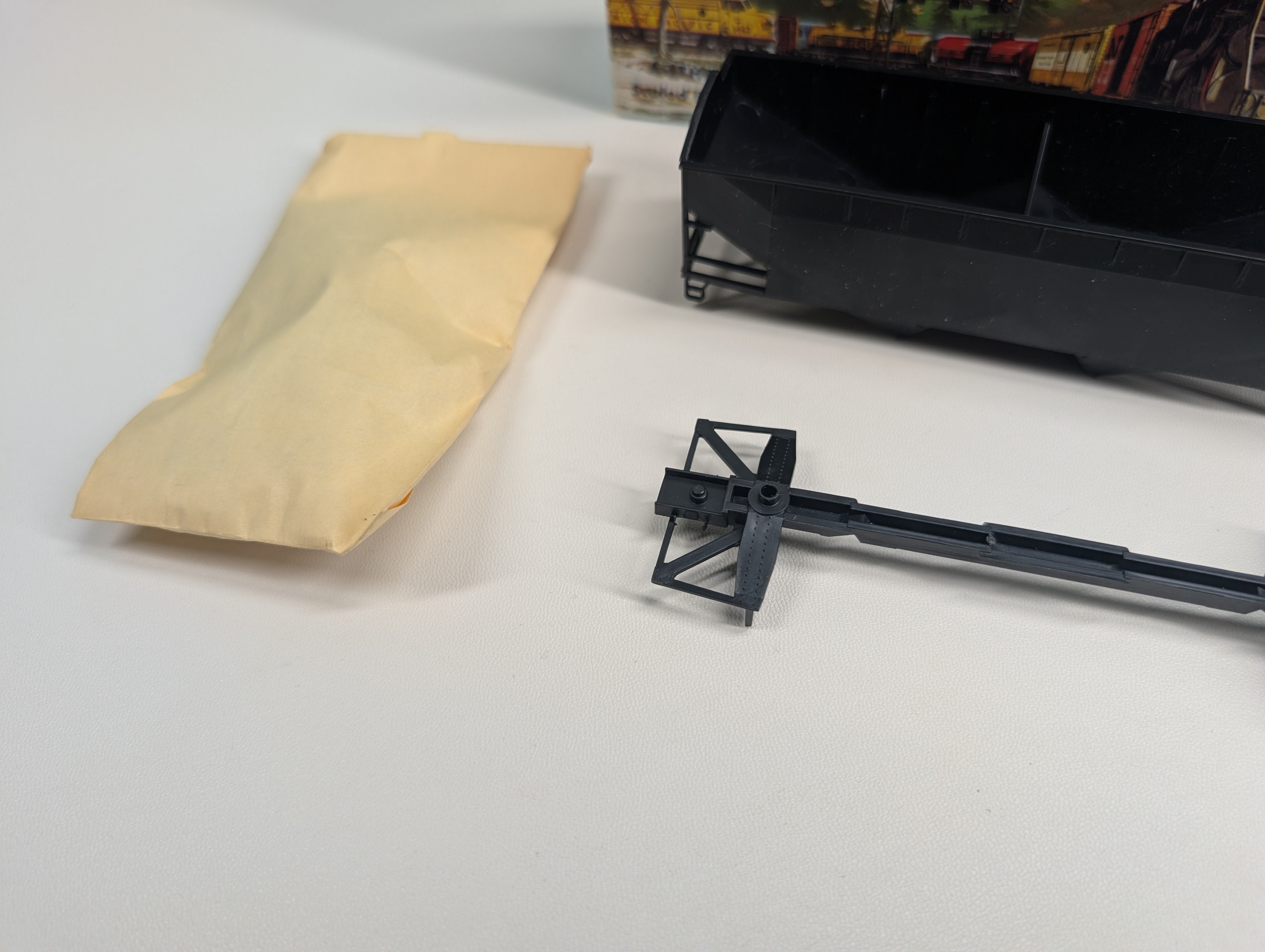 USED Athearn 5400 HO Scale Undecorated 34' Offset Side Hopper, Black KIT