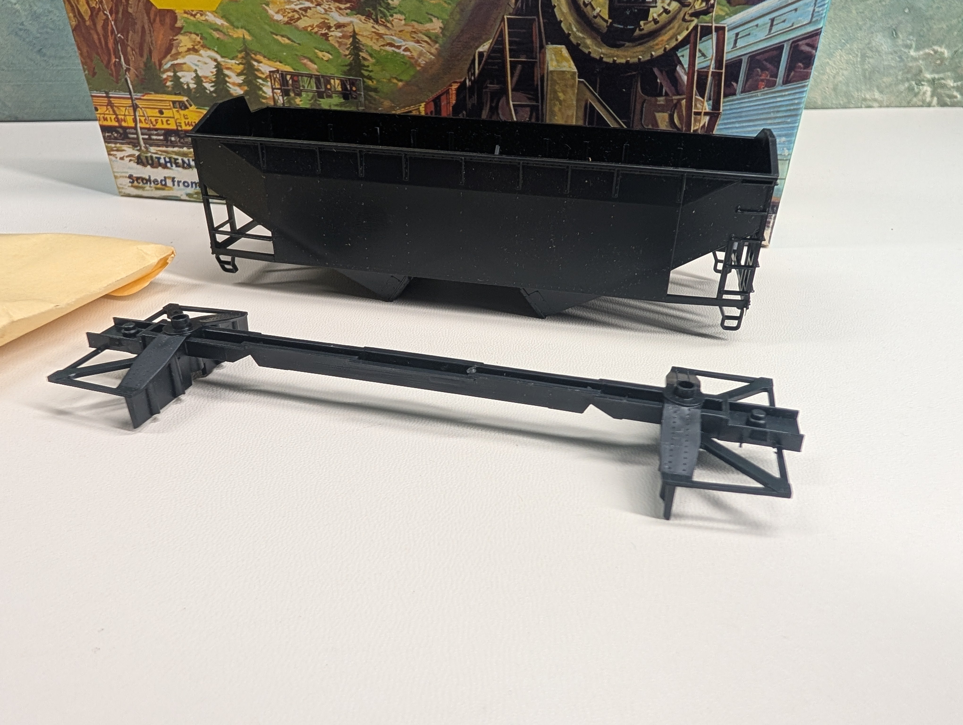 USED Athearn 5400 HO Scale Undecorated 34' Offset Side Hopper, Black KIT
