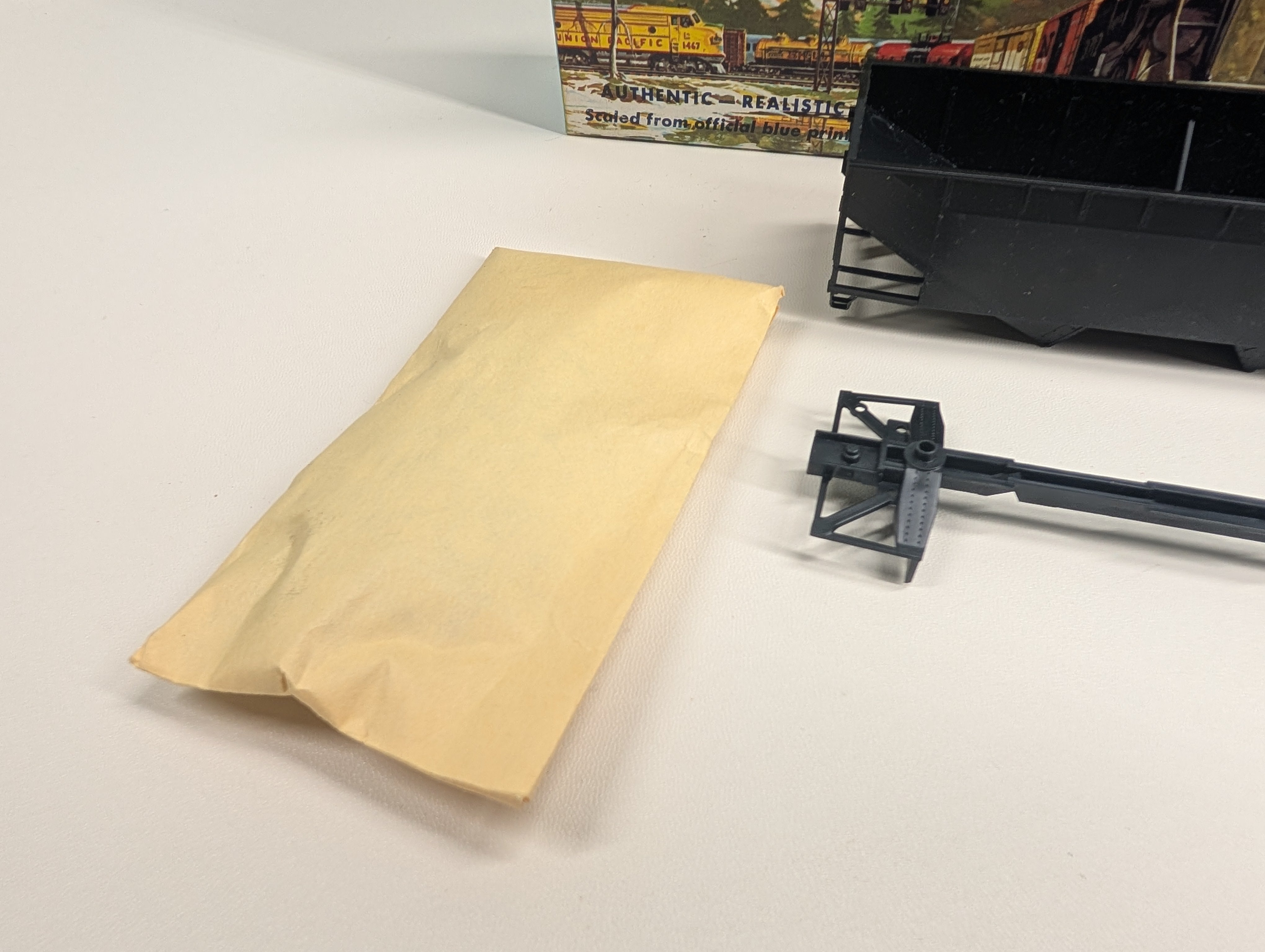 USED Athearn 5400 HO Scale Undecorated 34' Offset Side Hopper, Black KIT