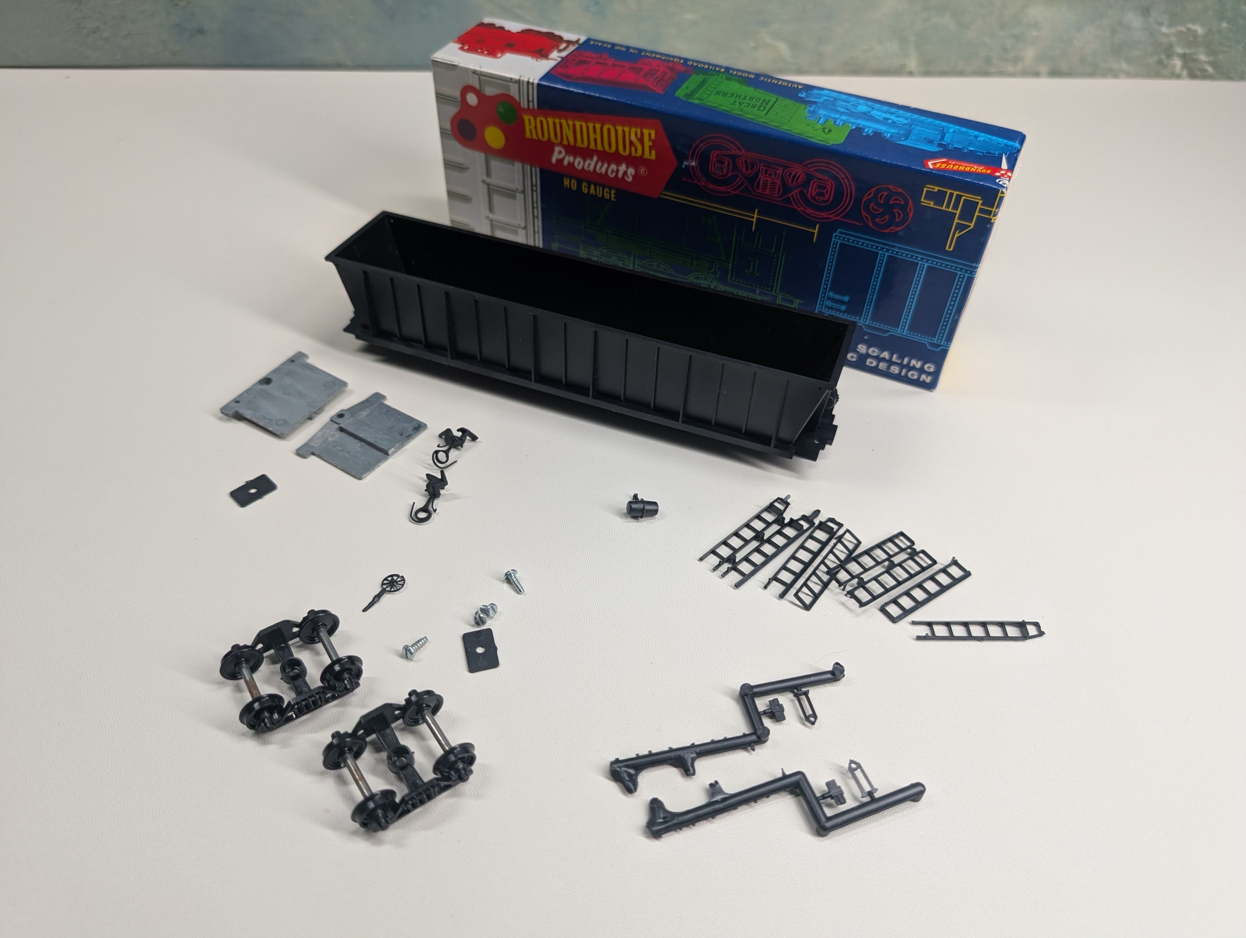 USED Roundhouse 1660 HO Scale Undecorated 50' Bath Tub Gondola, Black