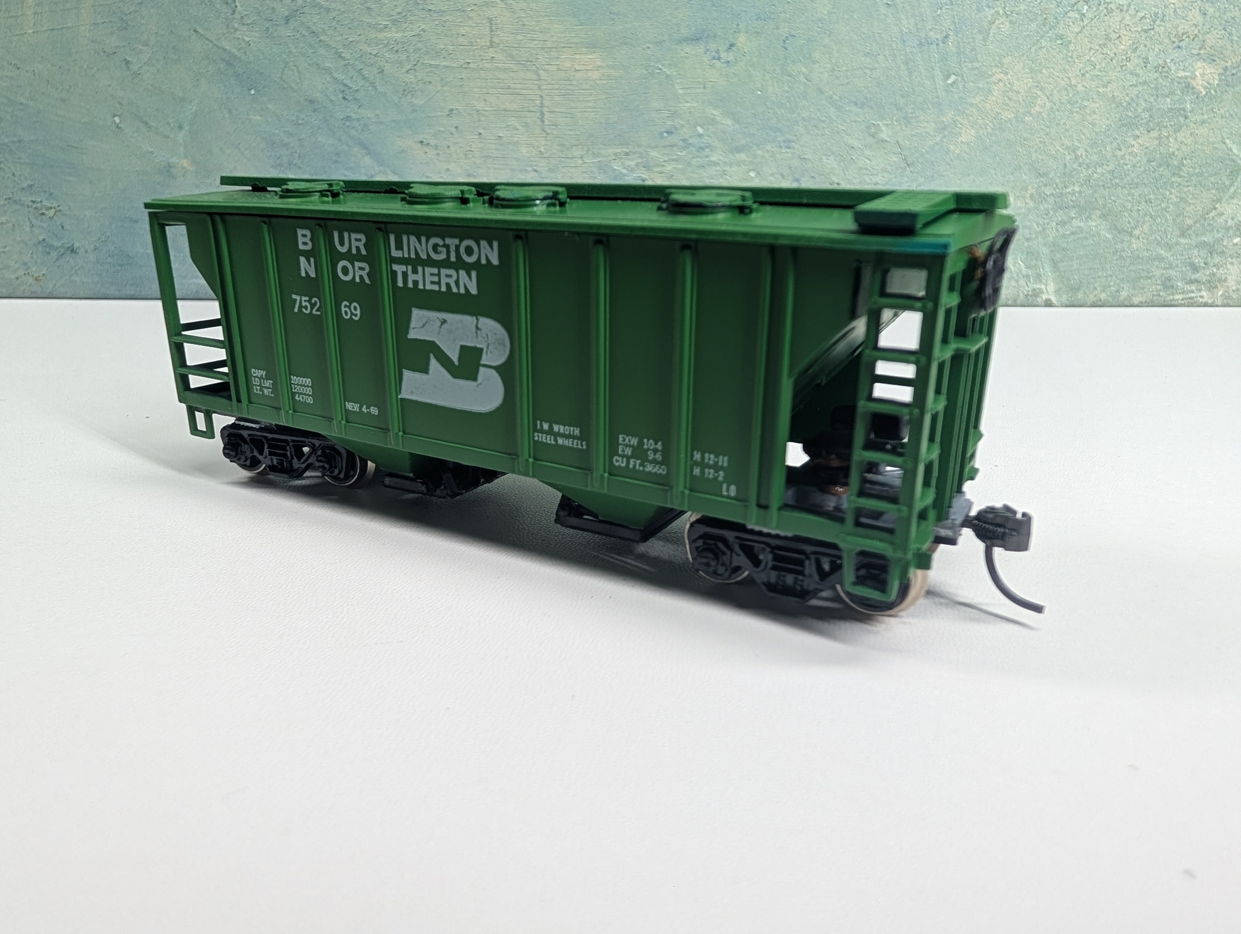 USED Roundhouse 1443 HO Scale 2 Bay Covered Hopper Burlington Northern BN #75269 Metal Wheels