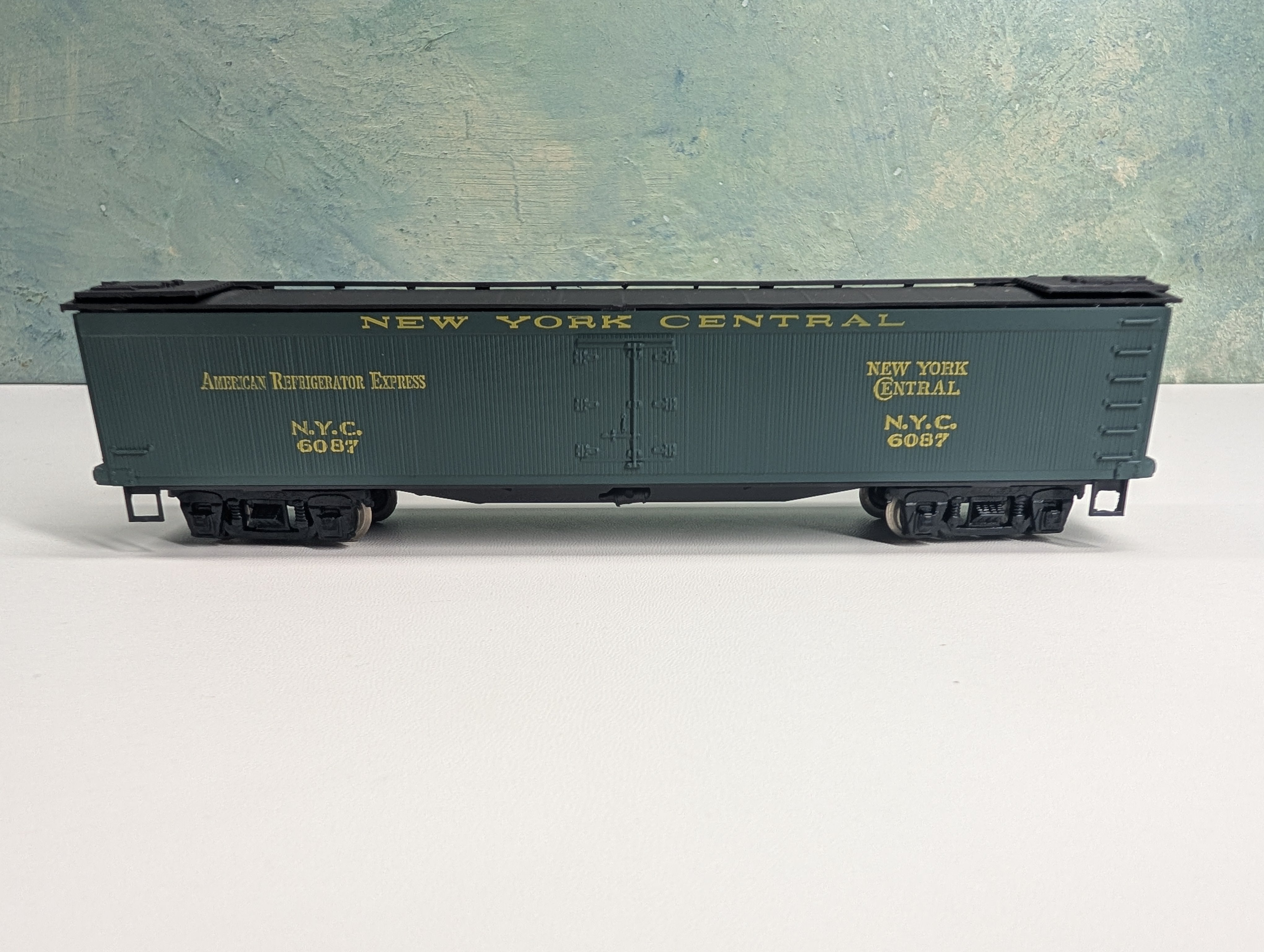USED Roundhouse HO Scale 50' Express Reefer Box Car New York Central NYC #6087 Metal Wheels