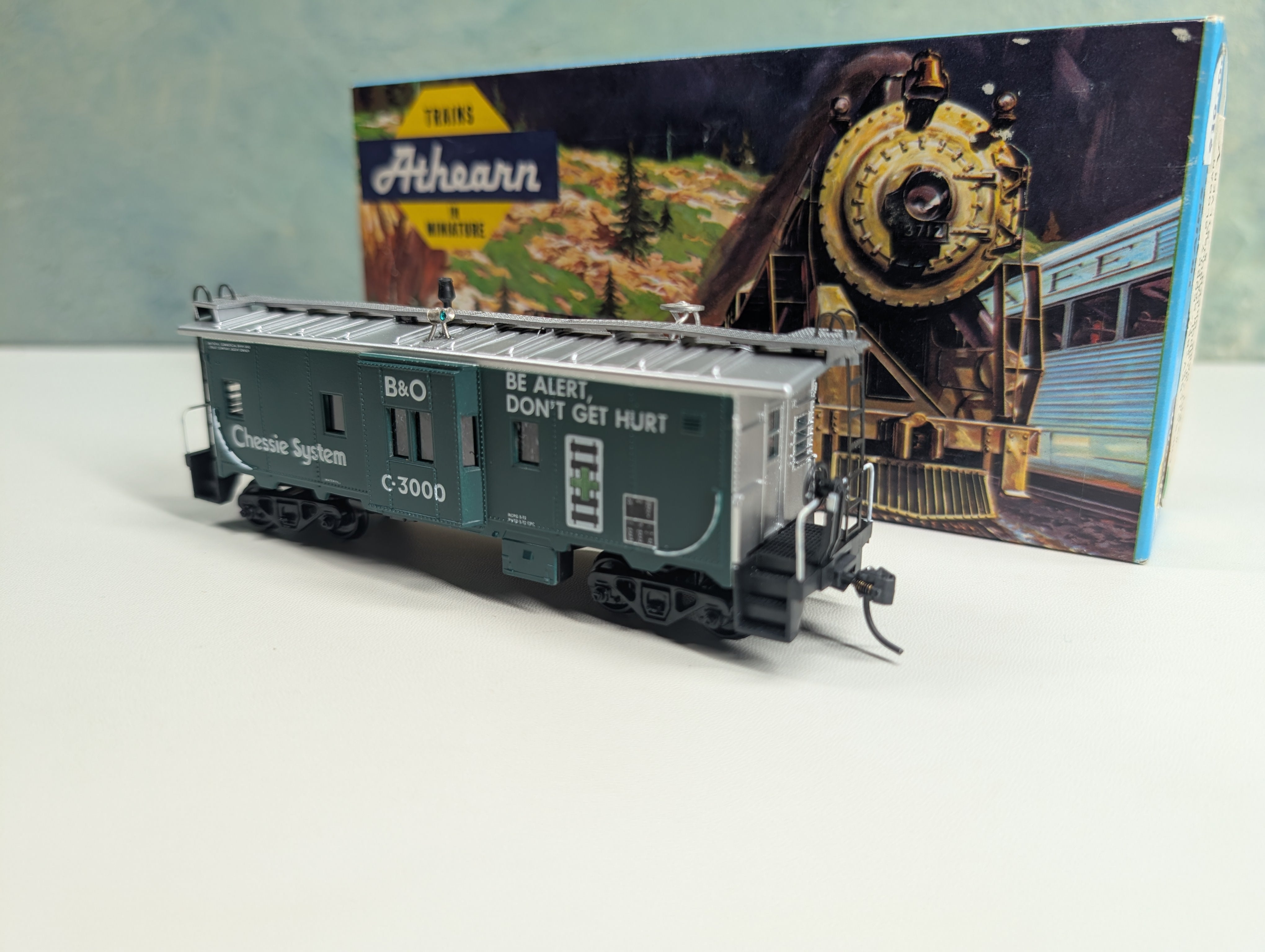 USED Athearn HO Scale Bay Window Caboose Chessie System B&O #C-3000 Bev-Bel