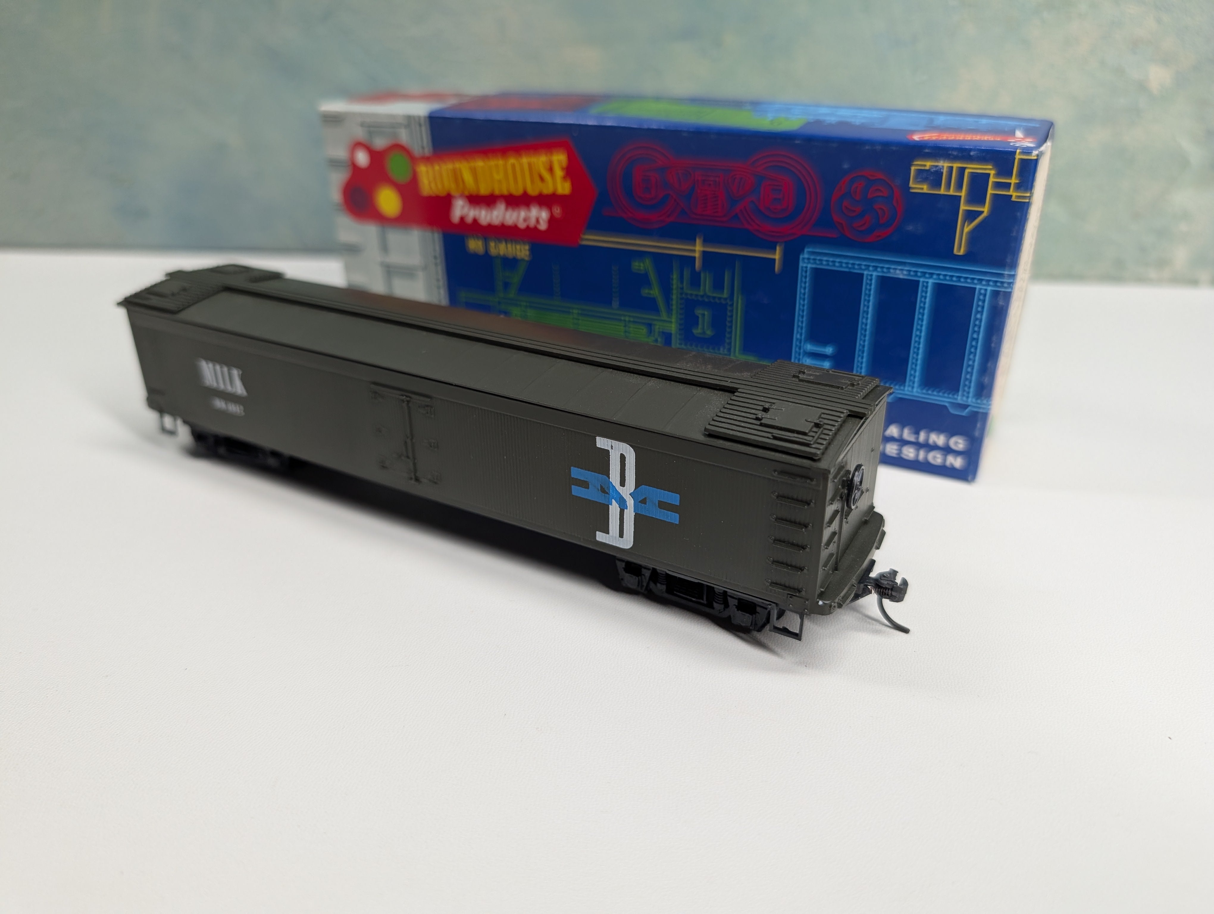 USED Roundhouse HO Scale 50' Express Reefer Boston and Maine BM #1912 Milk, Bev-Bel