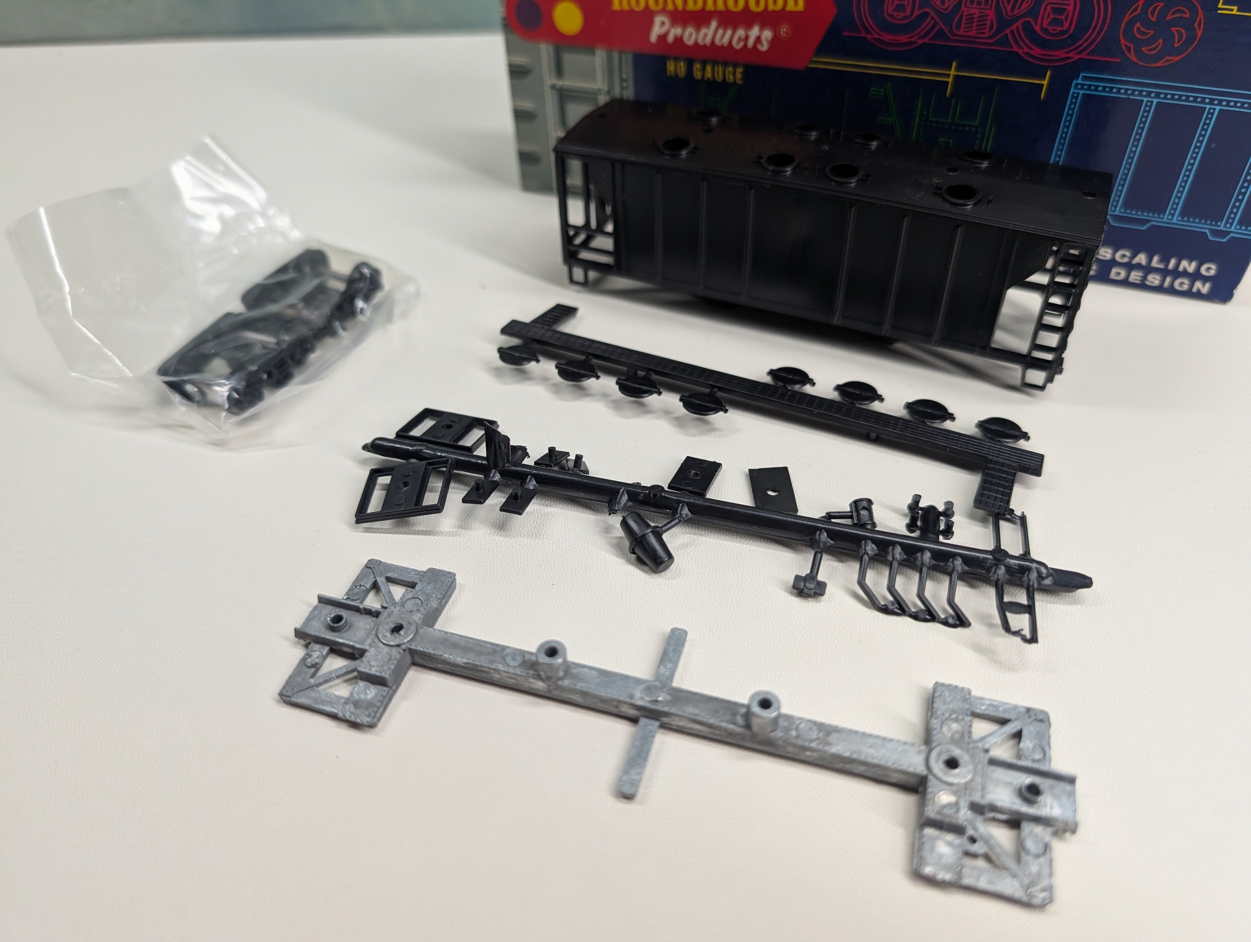 USED Roundhouse 1430 HO Scale Undecorated 2 Bay Covered Hopper Black KIT