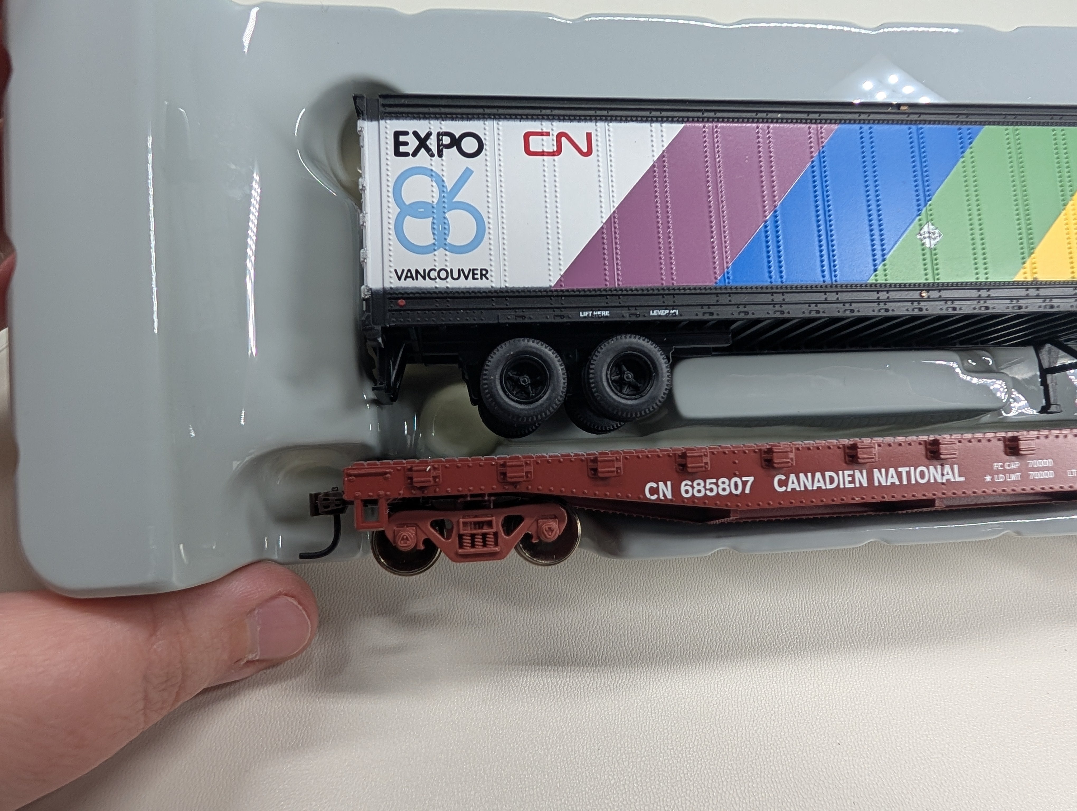 USED Athearn 92097 HO Scale 50' Flat Car w/ 45' Trailer Canadian National CN #685807
