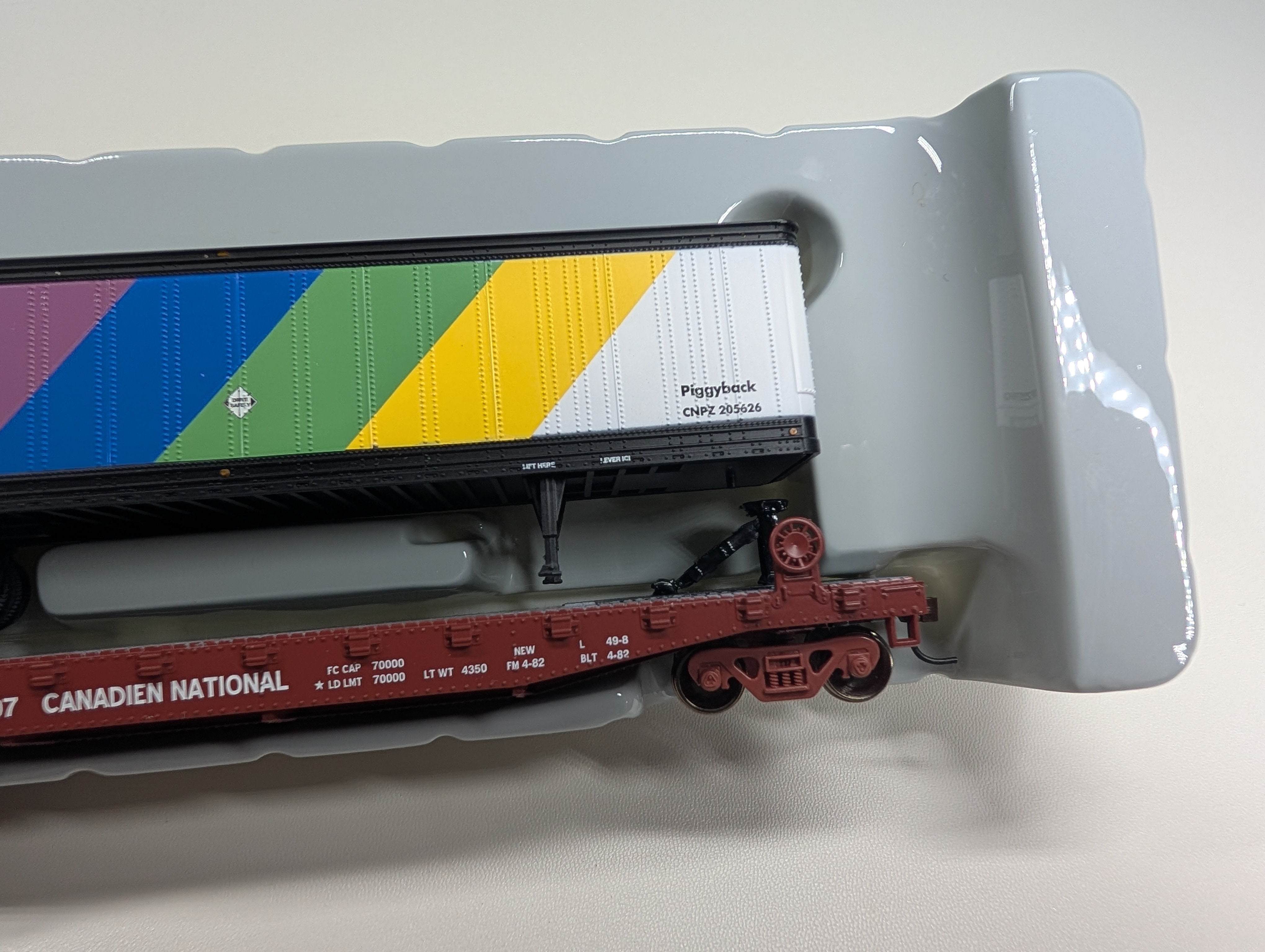 USED Athearn 92097 HO Scale 50' Flat Car w/ 45' Trailer Canadian National CN #685807