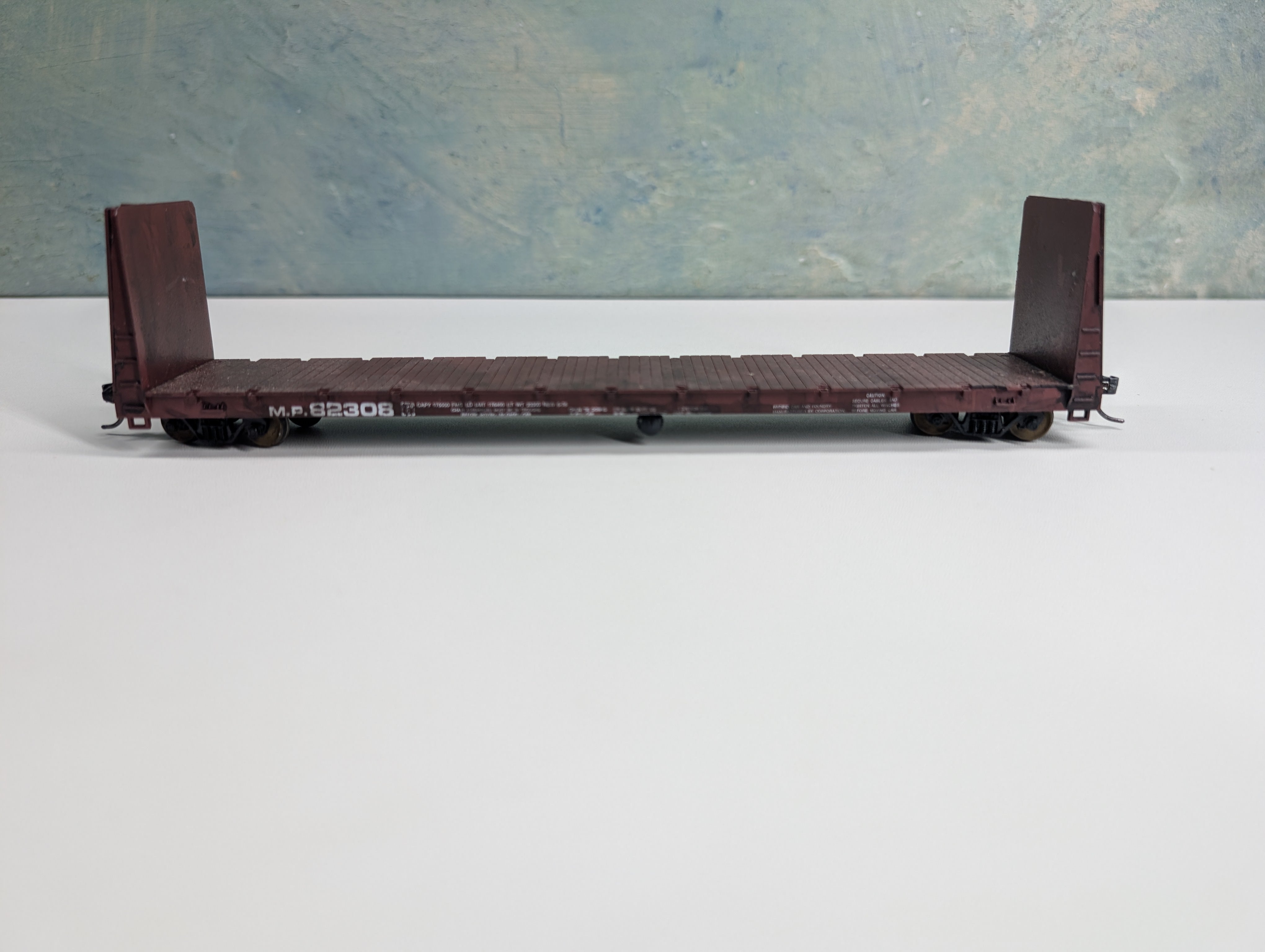 USED Roundhouse HO Scale 60' Bulkhead Flat Car Missouri Pacific MP #82308 Weathered, Metal Wheels