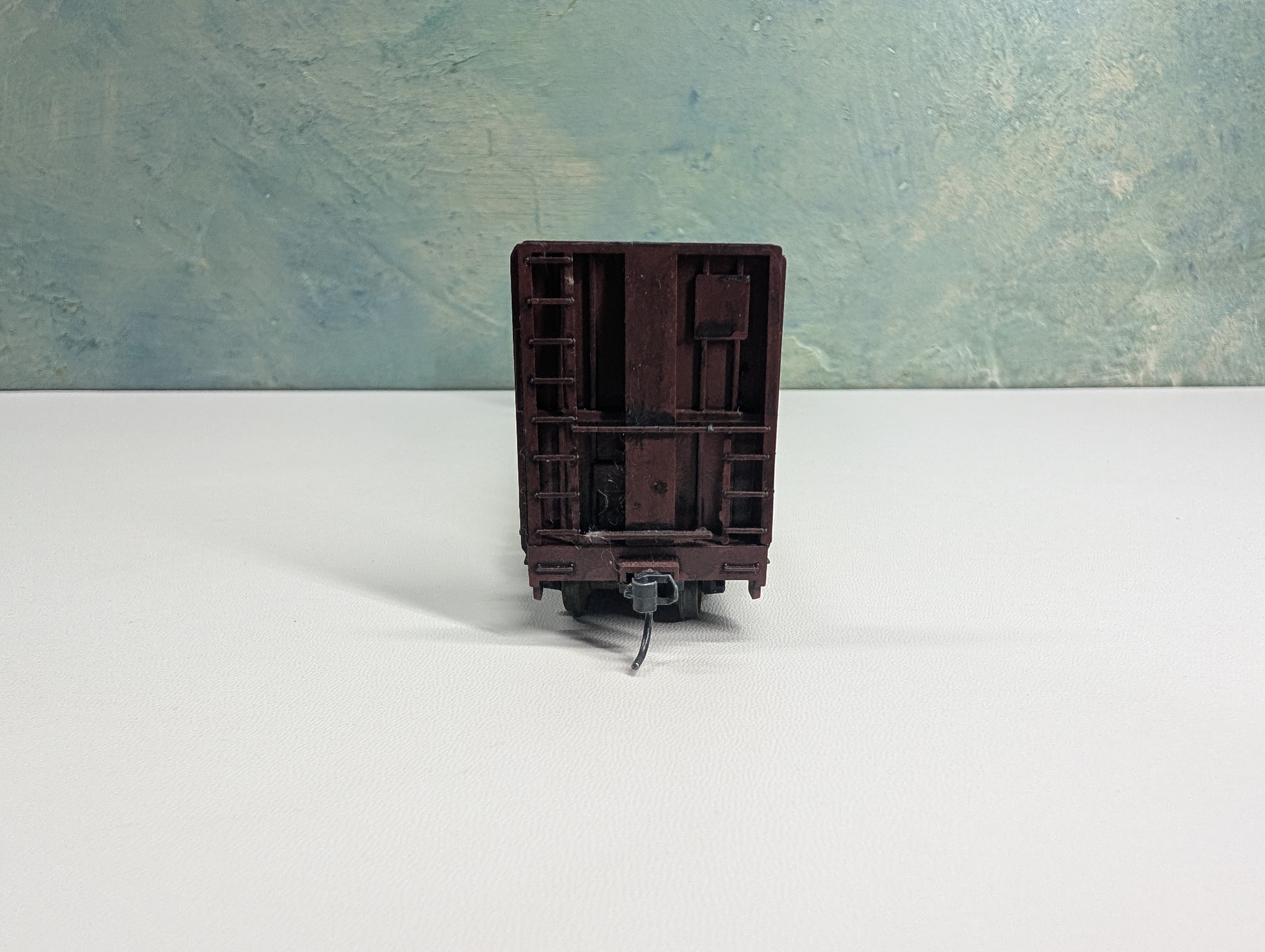 USED Roundhouse HO Scale 60' Bulkhead Flat Car Missouri Pacific MP #82308 Weathered, Metal Wheels