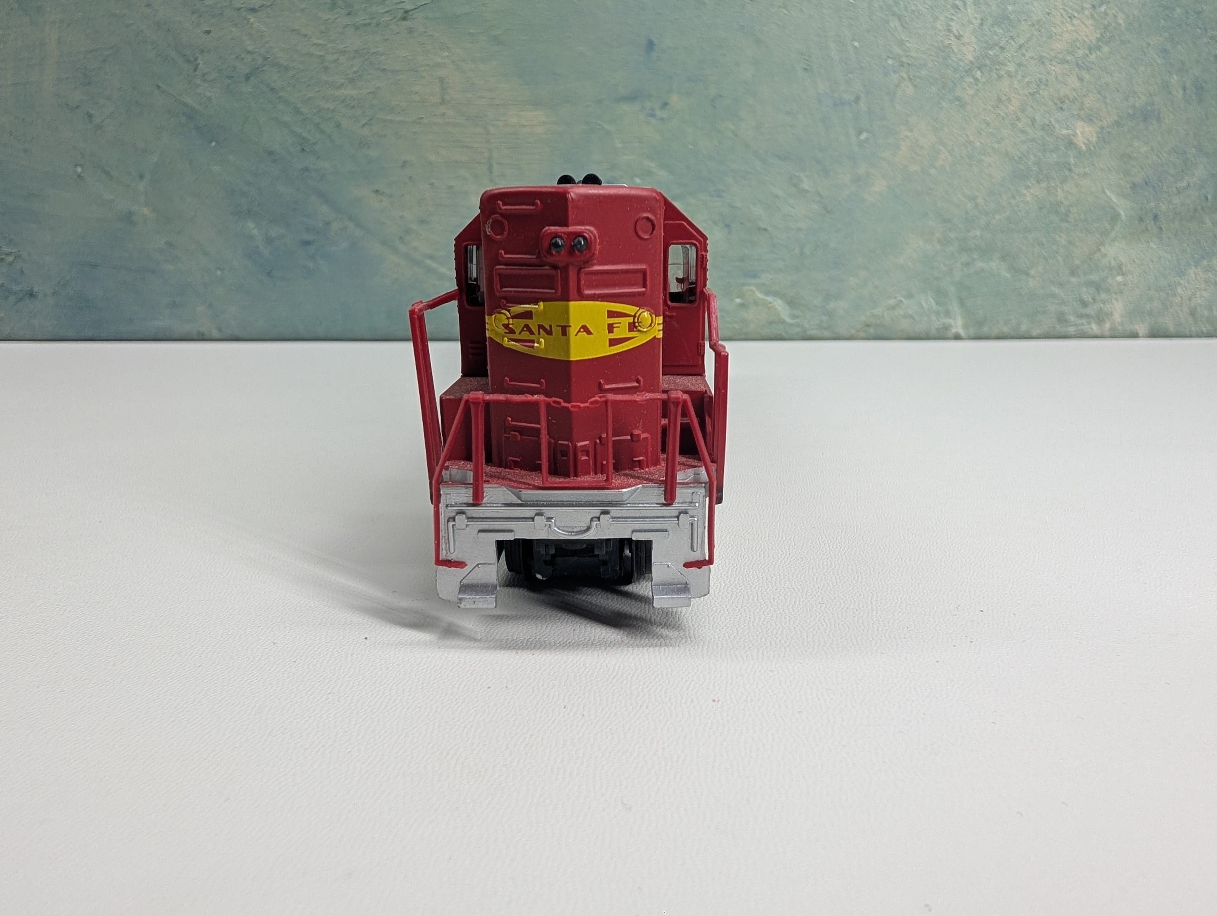 USED Life-Like HO Scale GP-38 High Nose Diesel Locomotive Santa Fe #3560 Tested DC