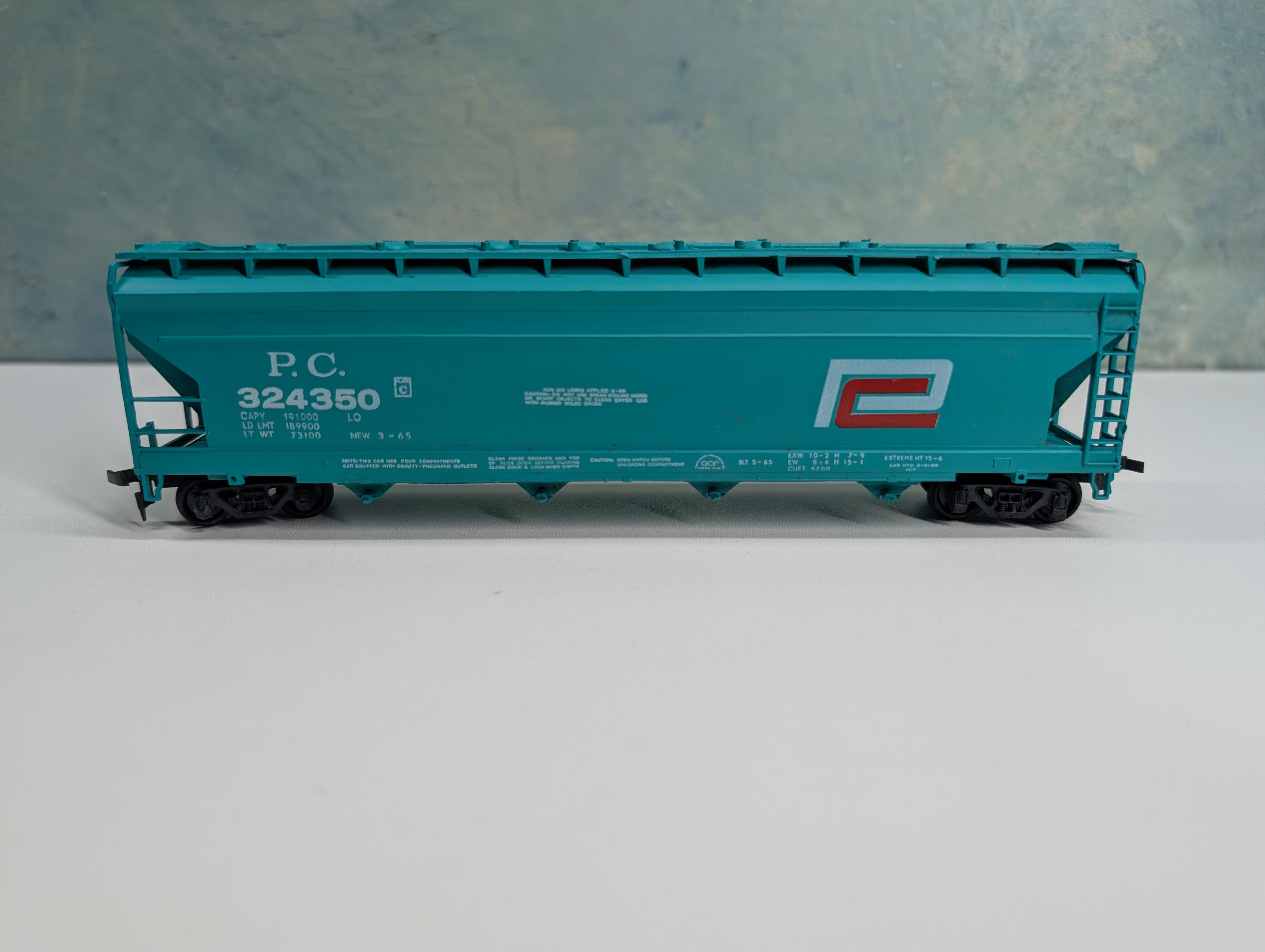 USED AHM HO Scale ACF 4 Bay Covered Hopper Penn Central PC #324350