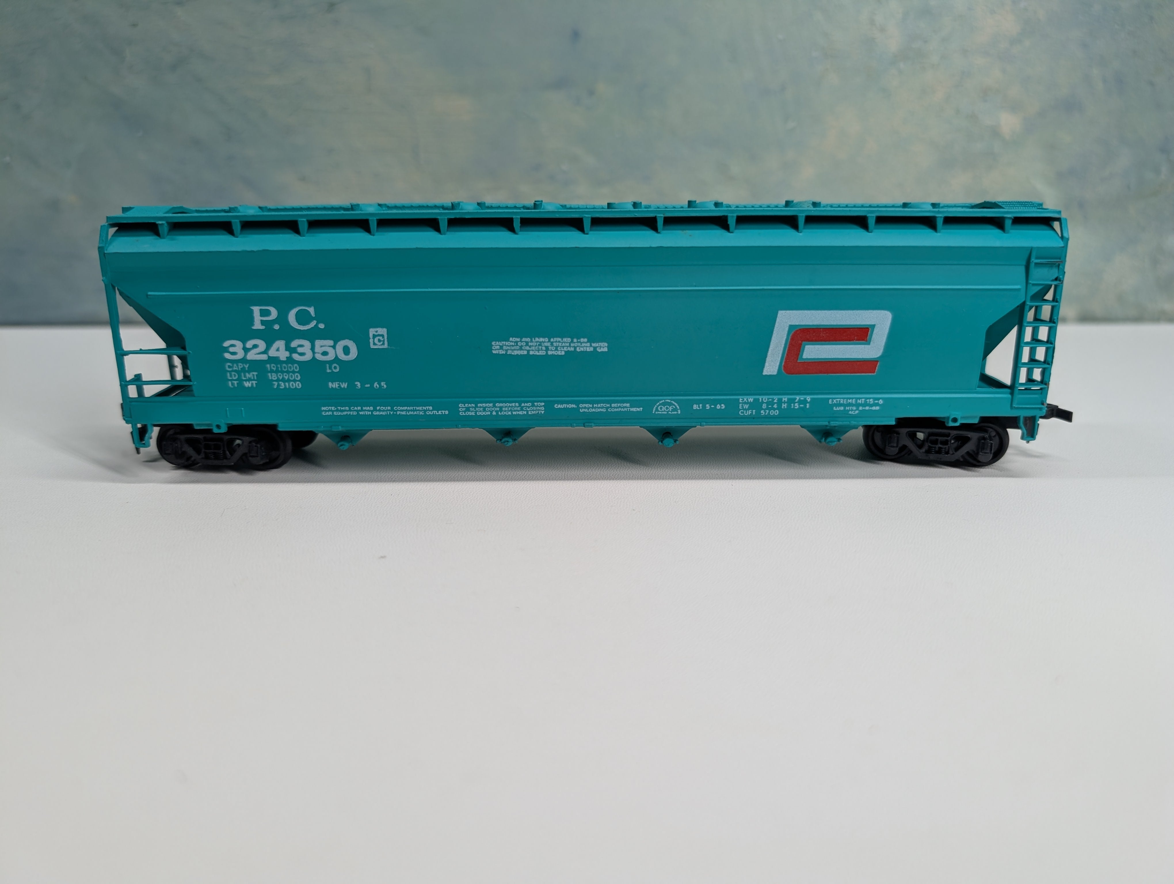 USED AHM HO Scale ACF 4 Bay Covered Hopper Penn Central PC #324350