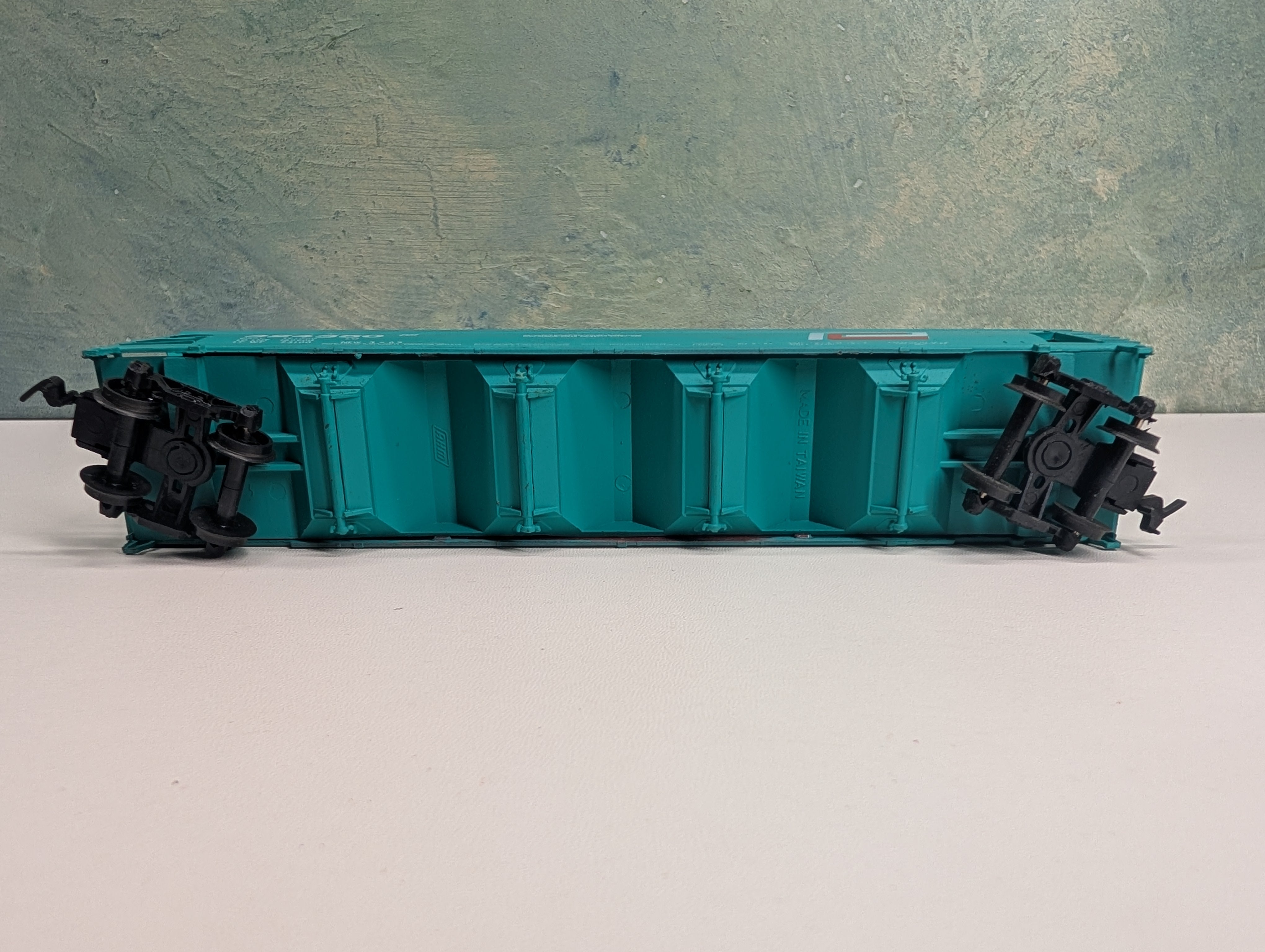 USED AHM HO Scale ACF 4 Bay Covered Hopper Penn Central PC #324350
