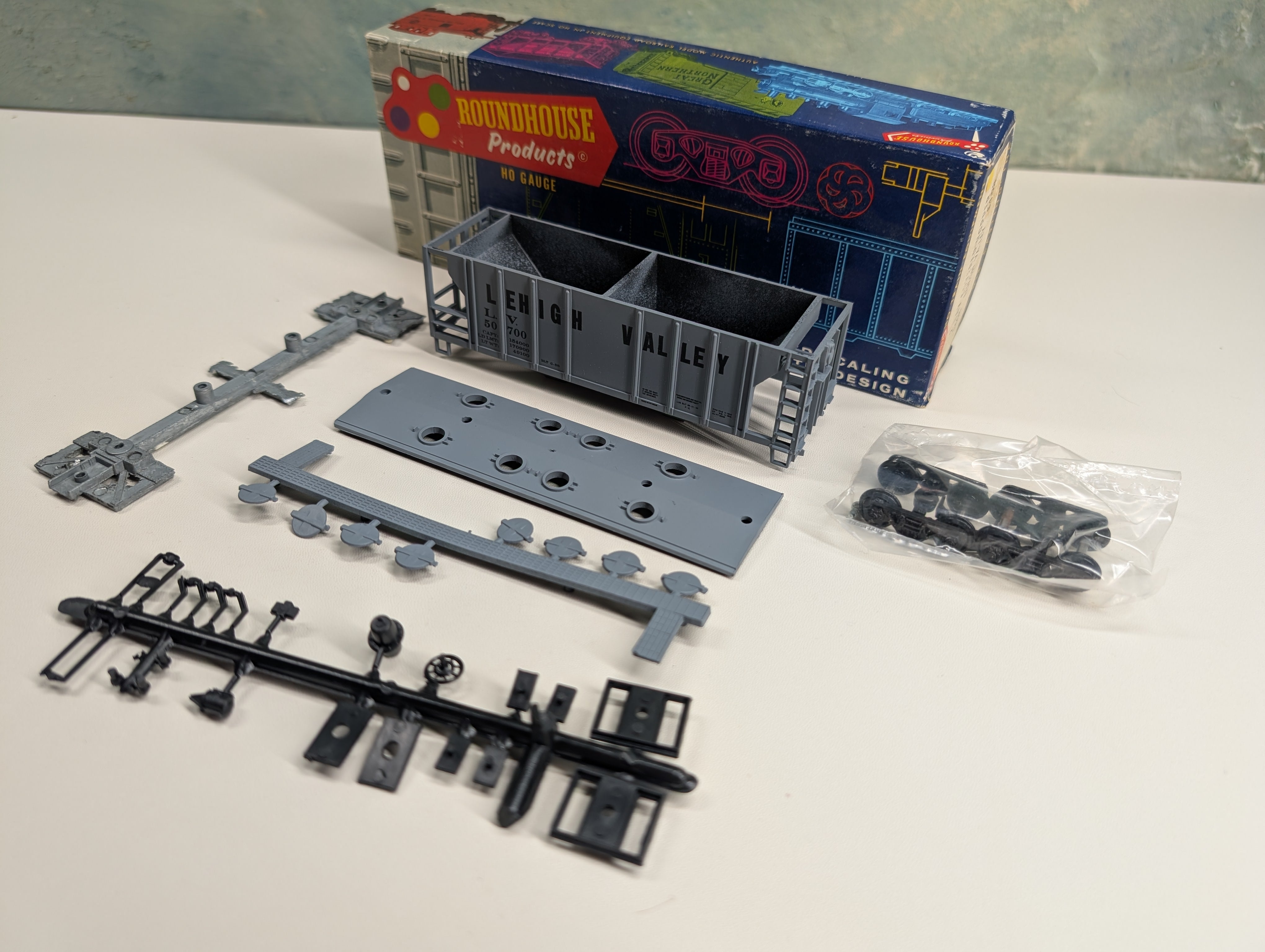 USED Roundhouse 1468 HO Scale 2 Bay Covered Hopper Lehigh Valley LV #50700 KIT