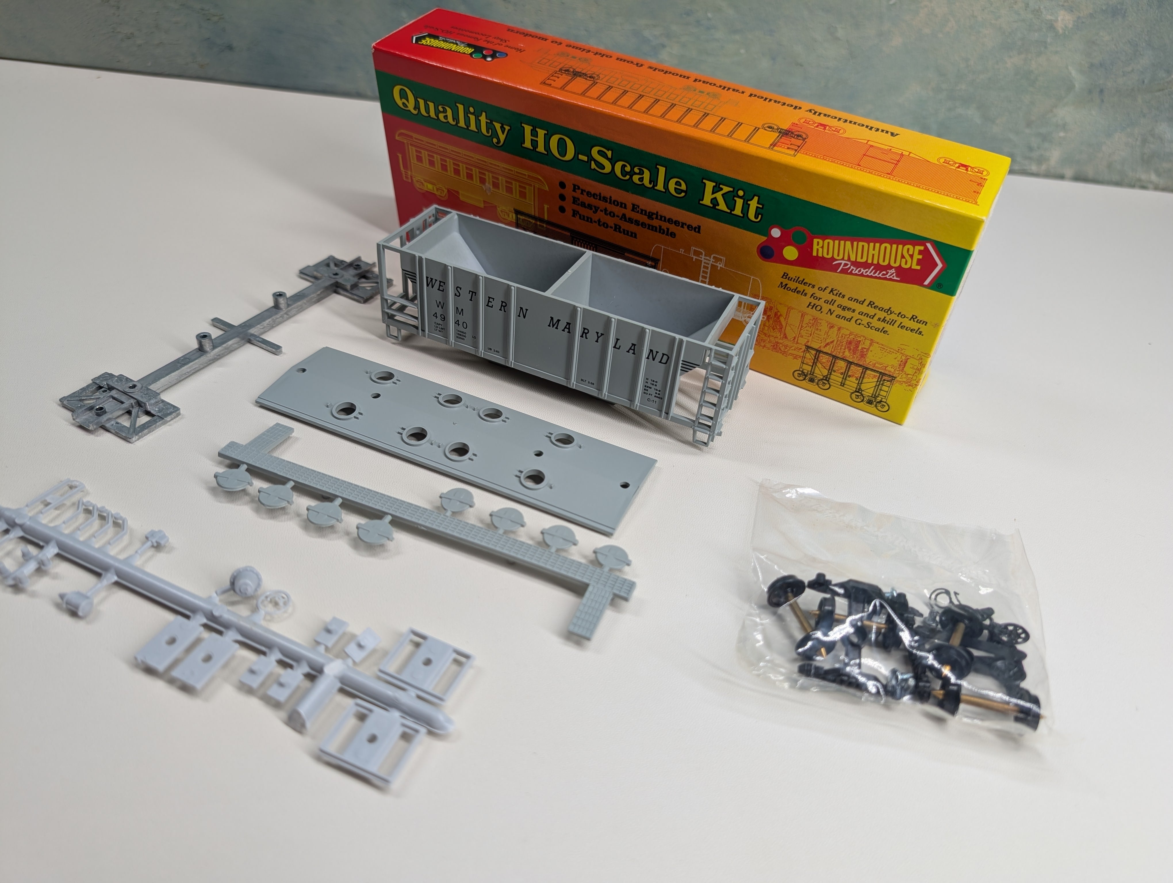 USED Roundhouse #01469 HO Scale 2 Bay Covered Hopper Western Maryland WM #4940 KIT