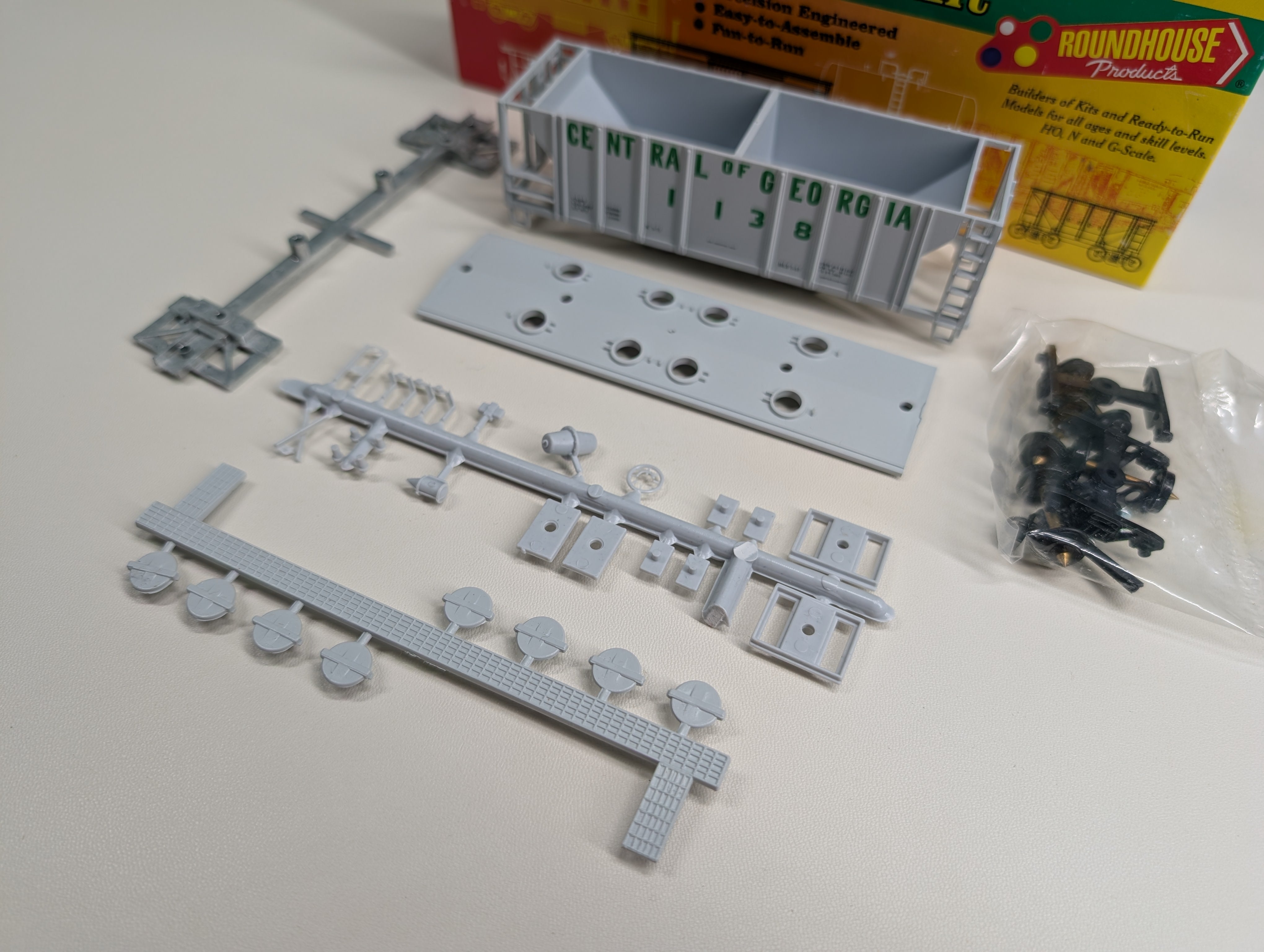 USED Roundhouse #02067 HO Scale 2 Bay Covered Hopper Central of Georgia #1138 KIT