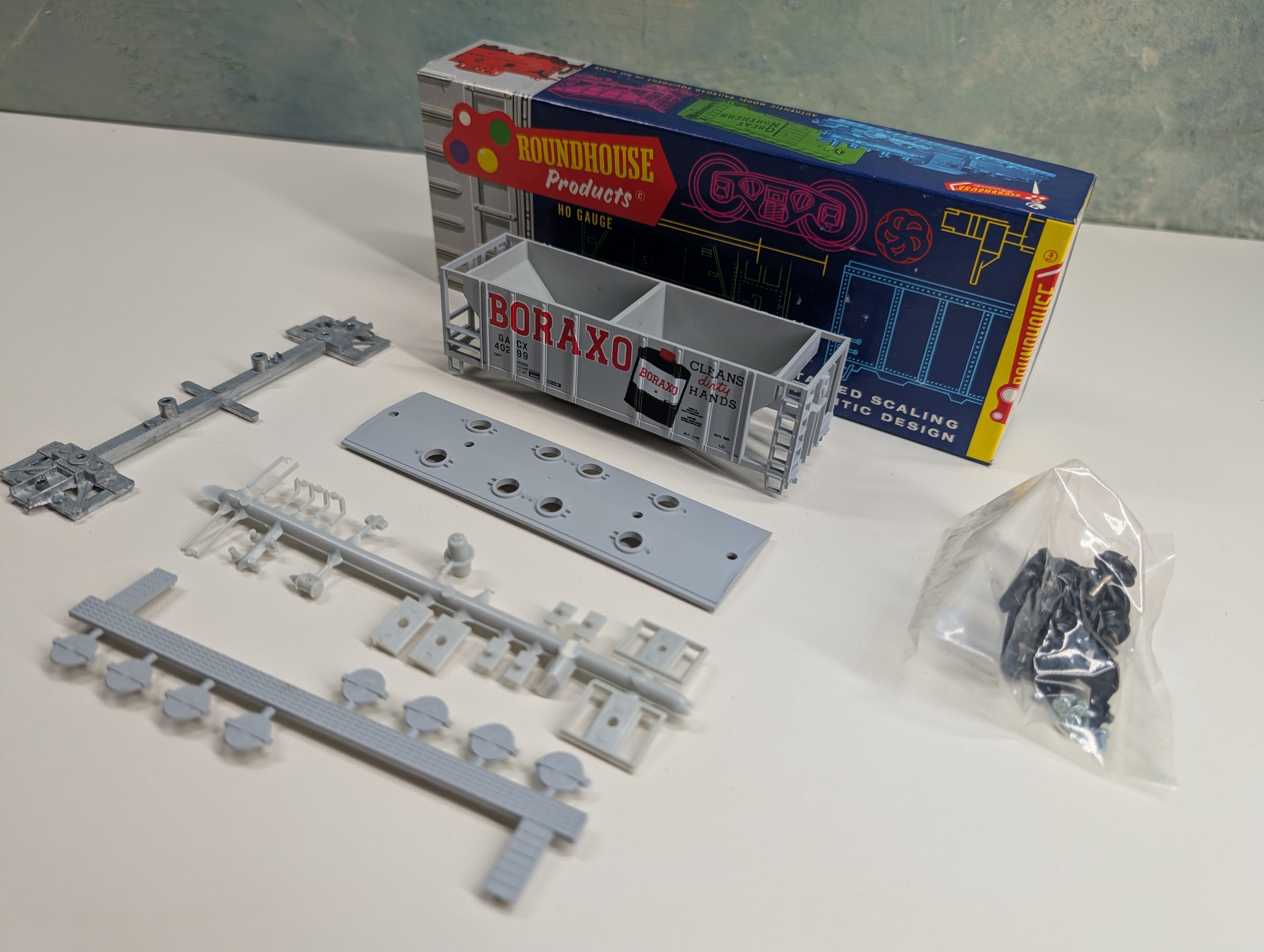 USED Roundhouse 1440 HO Scale 2 Bay Covered Hopper Boraxo GACX #40299 KIT