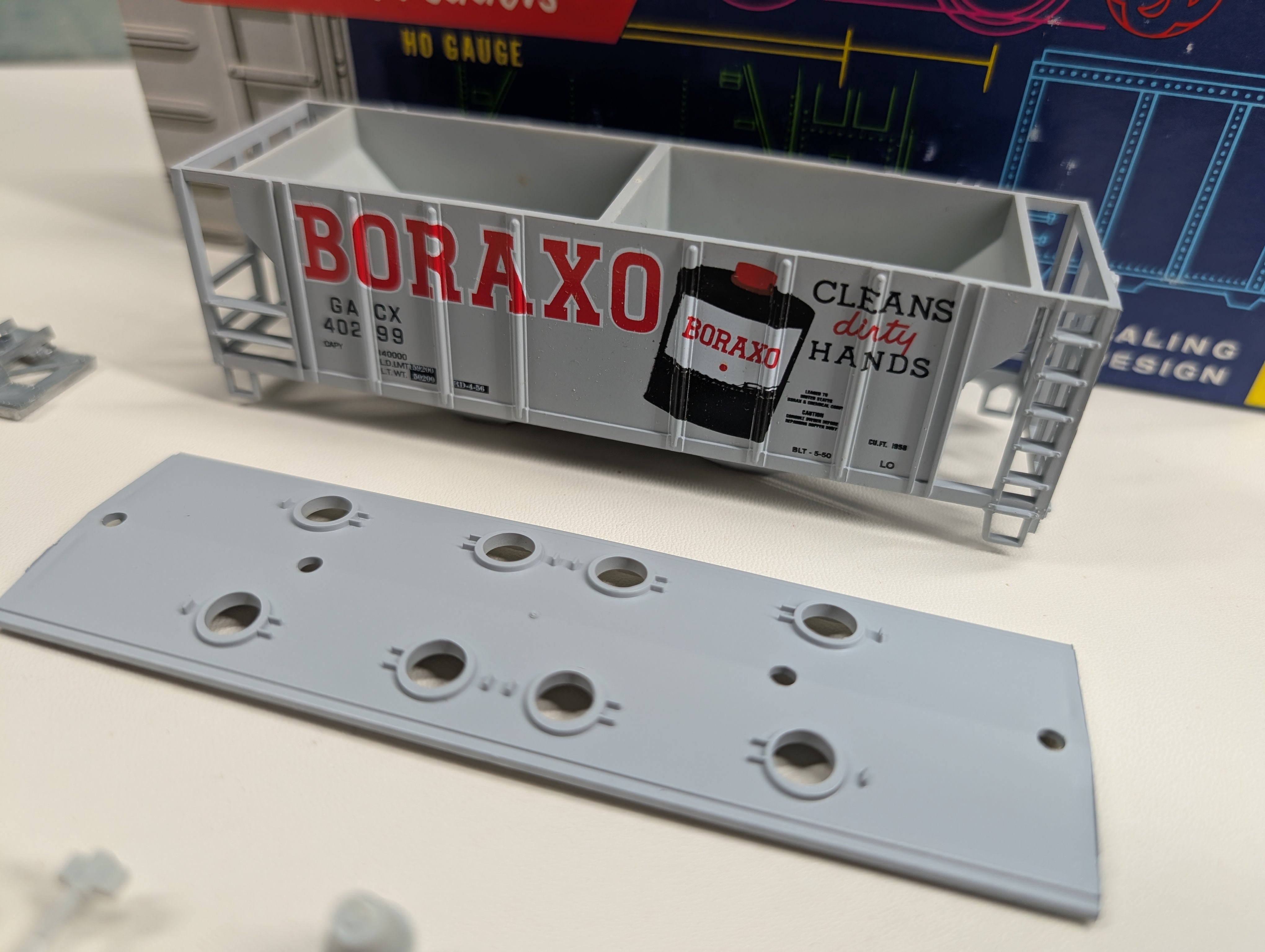 USED Roundhouse 1440 HO Scale 2 Bay Covered Hopper Boraxo GACX #40299 KIT