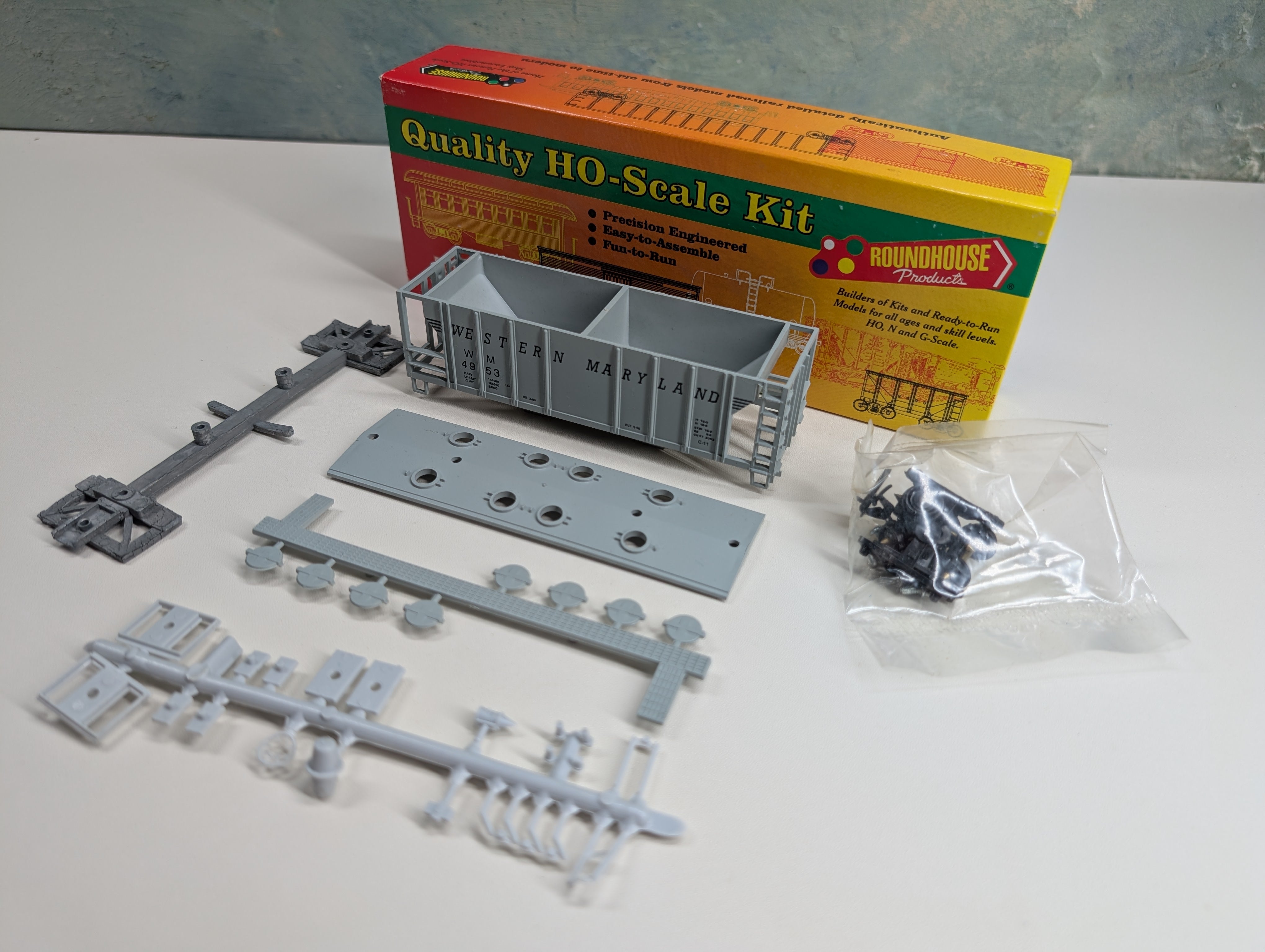 USED Roundhouse #01469 HO Scale 2 Bay Covered Hopper Western Maryland WM #4953 KIT