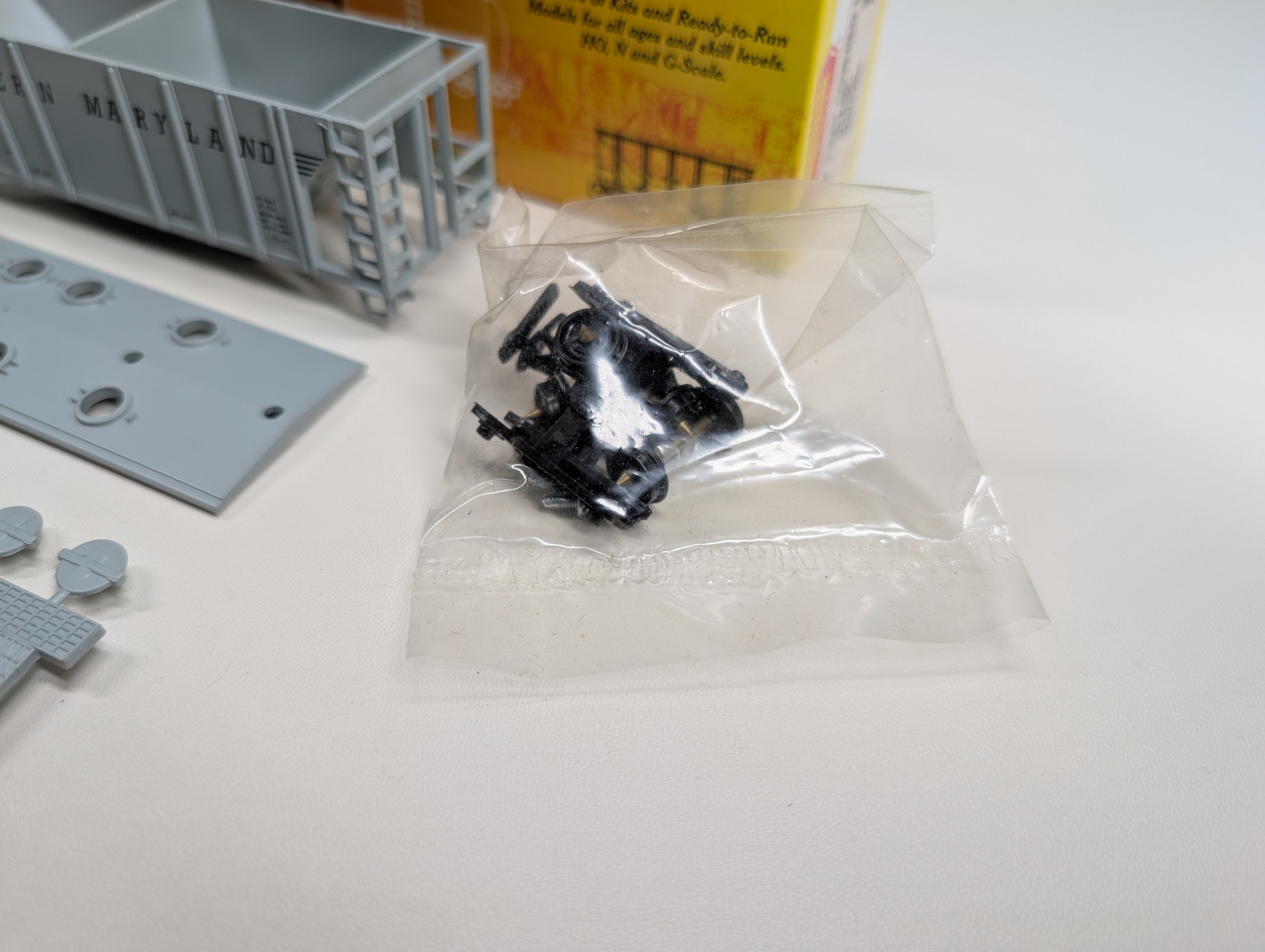 USED Roundhouse #01469 HO Scale 2 Bay Covered Hopper Western Maryland WM #4953 KIT