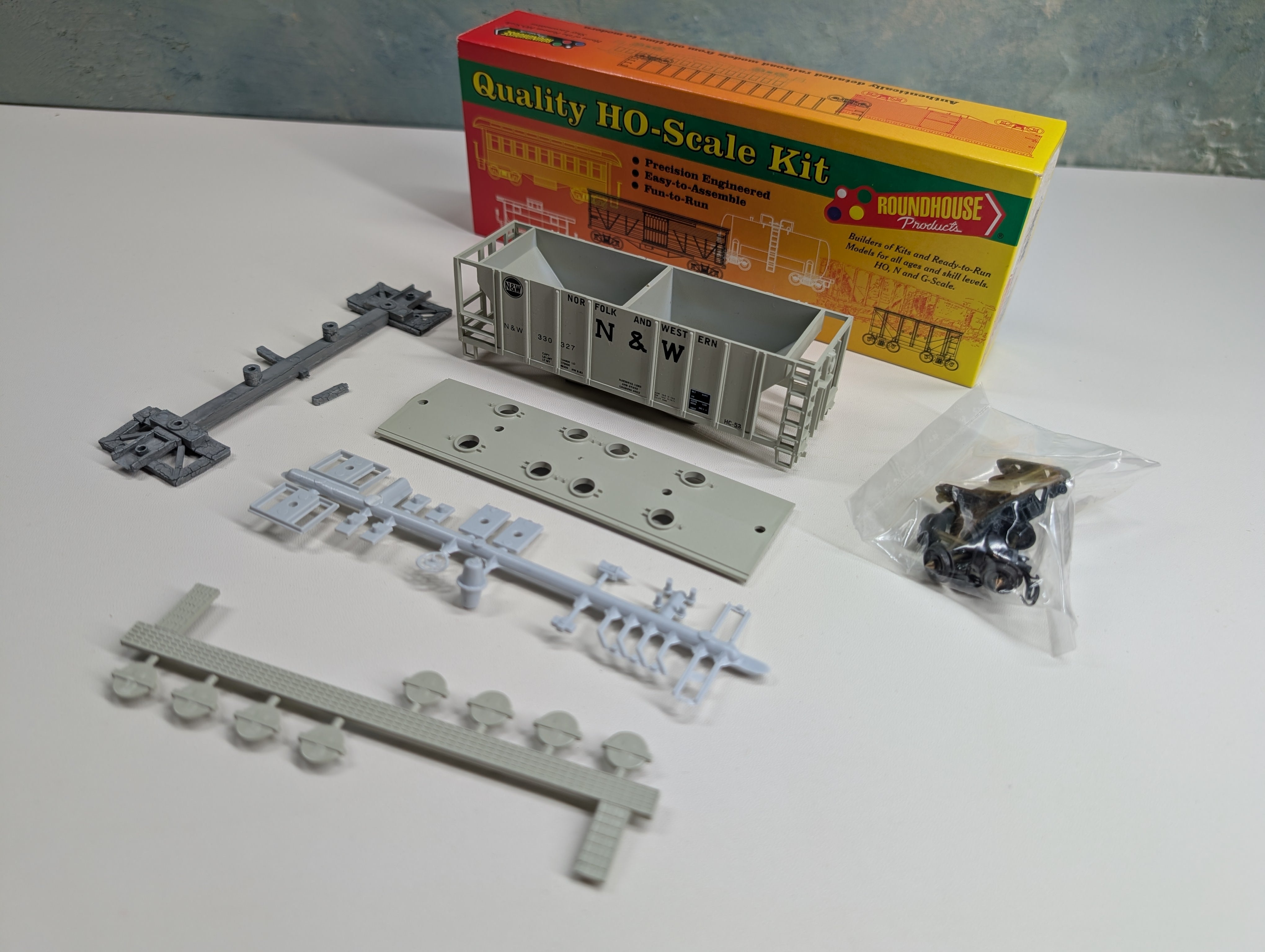 USED Roundhouse #02074 HO Scale 2 Bay Covered Hopper Norfolk and Western NW #330327 KIT