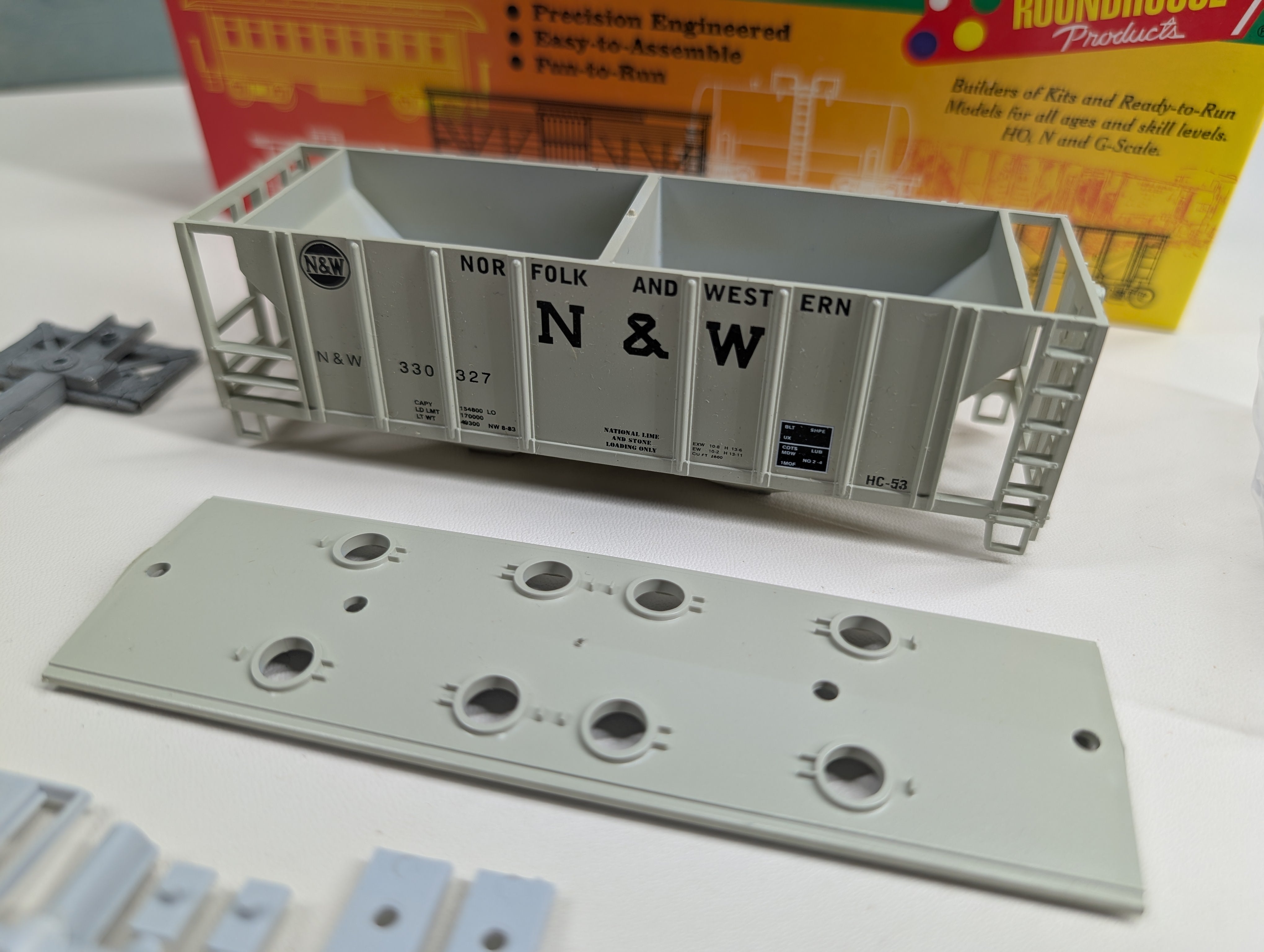 USED Roundhouse #02074 HO Scale 2 Bay Covered Hopper Norfolk and Western NW #330327 KIT