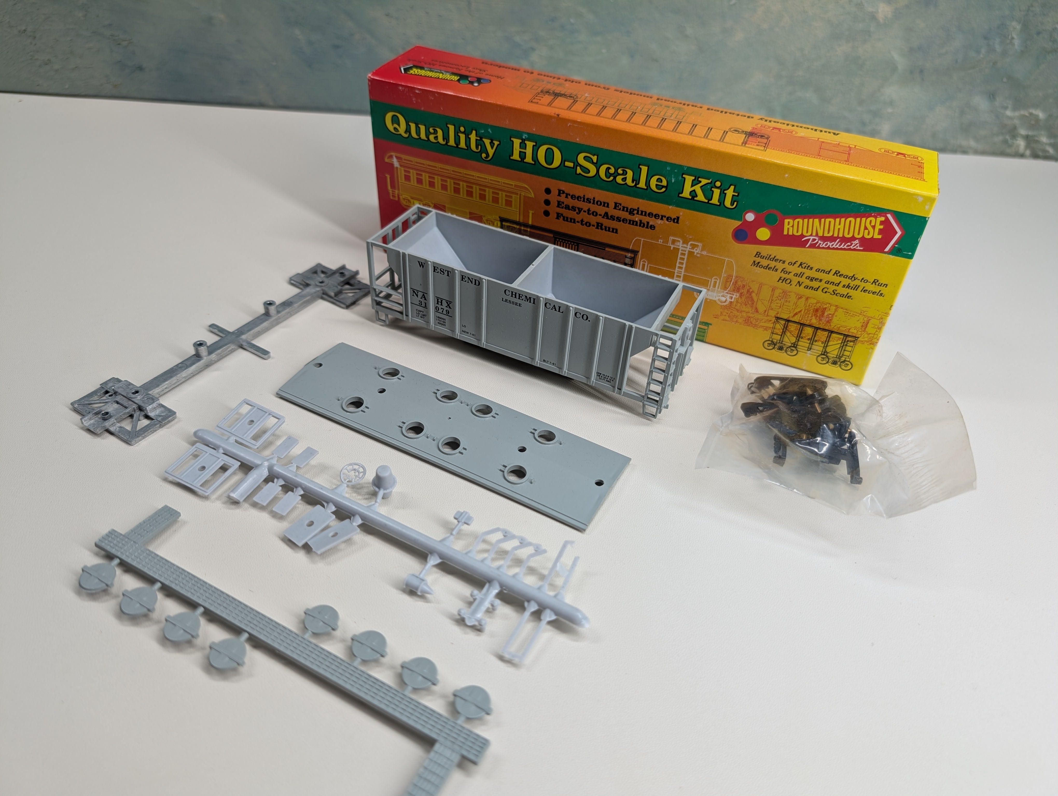 USED Roundhouse #02923 HO Scale 2 Bay Covered Hopper Westend Chemical Co NAHX #31079 Lessee KIT