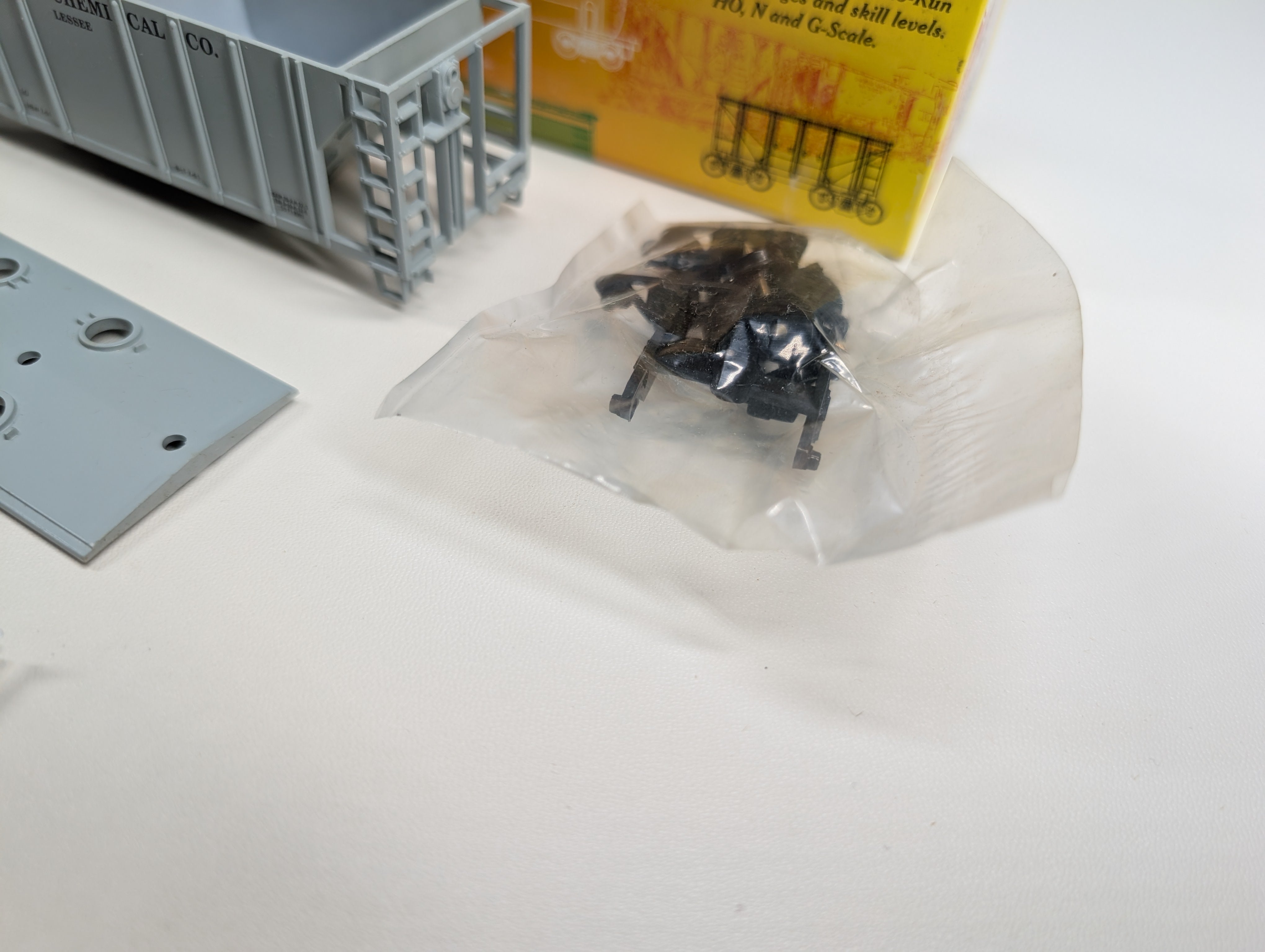 USED Roundhouse #02923 HO Scale 2 Bay Covered Hopper Westend Chemical Co NAHX #31079 Lessee KIT
