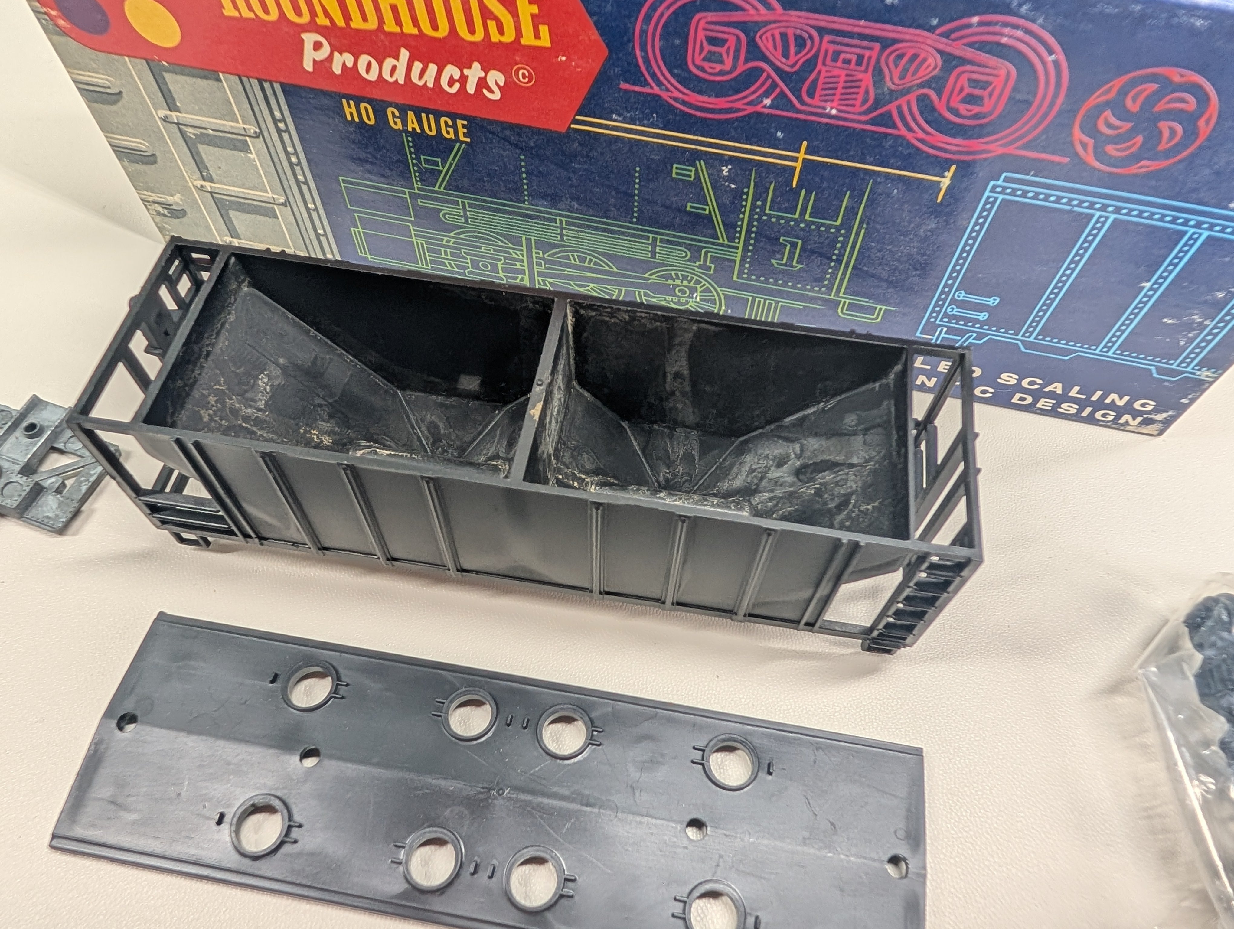 USED Roundhouse 1430 HO Scale 2 Bay Covered Hopper Black Undecorated KIT